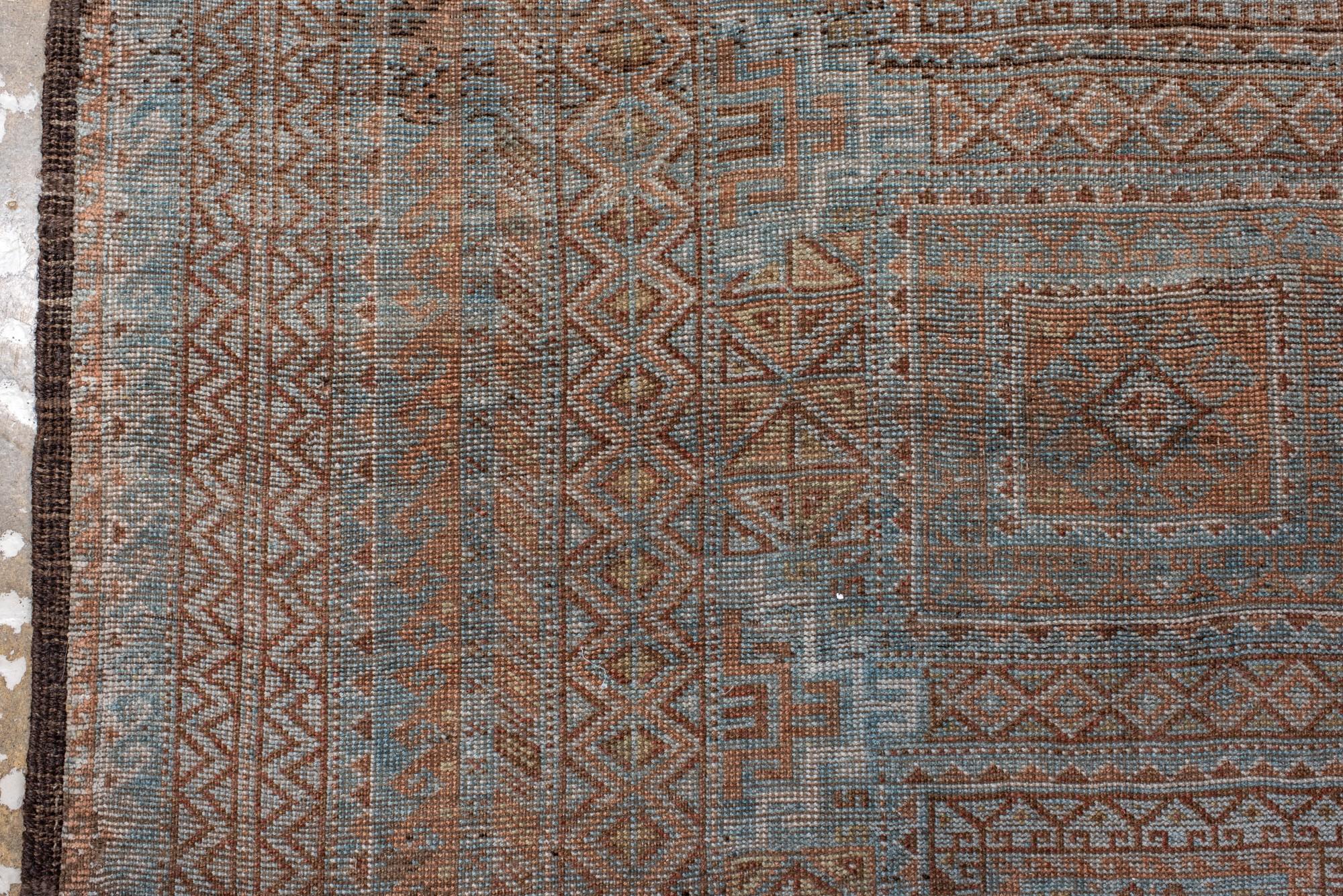 Antiker Belouch-Teppich in sanftem Blau und Taupe im Zustand „Gut“ im Angebot in New York, NY