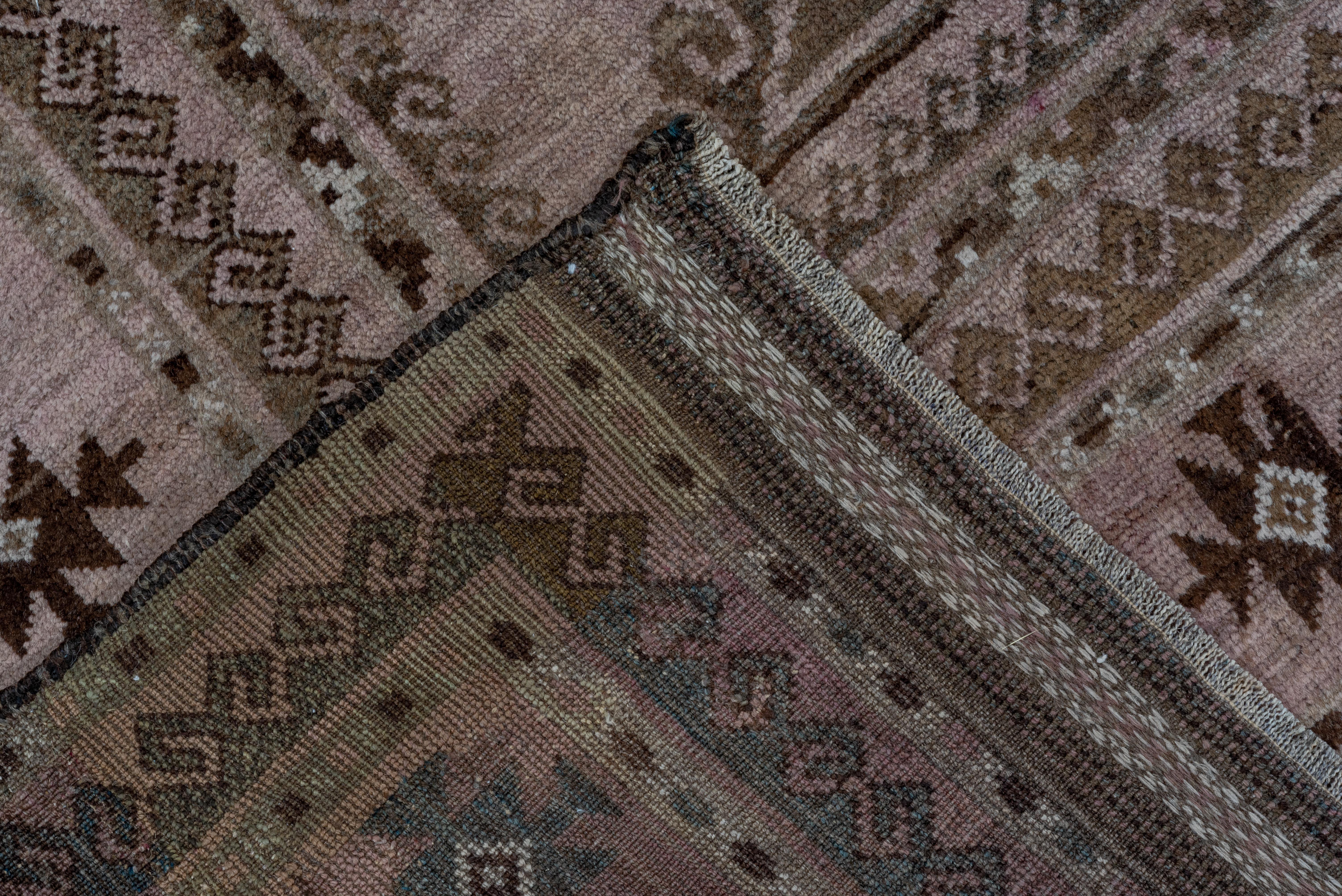 Tapis ancien Belouch en noyer avec treillis à losanges sur fond rose Bon état - En vente à New York, NY