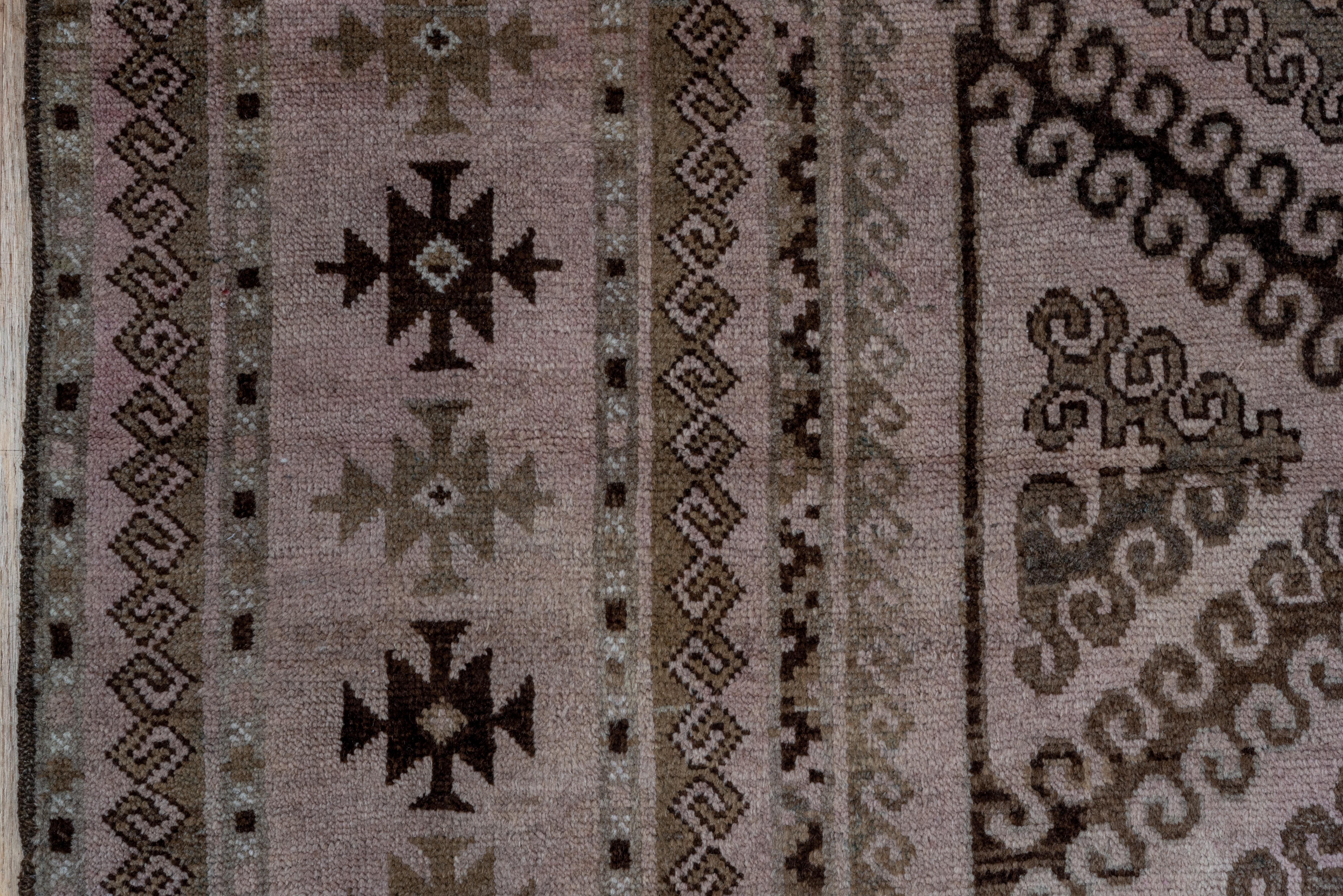 20ième siècle Tapis ancien Belouch en noyer avec treillis à losanges sur fond rose en vente