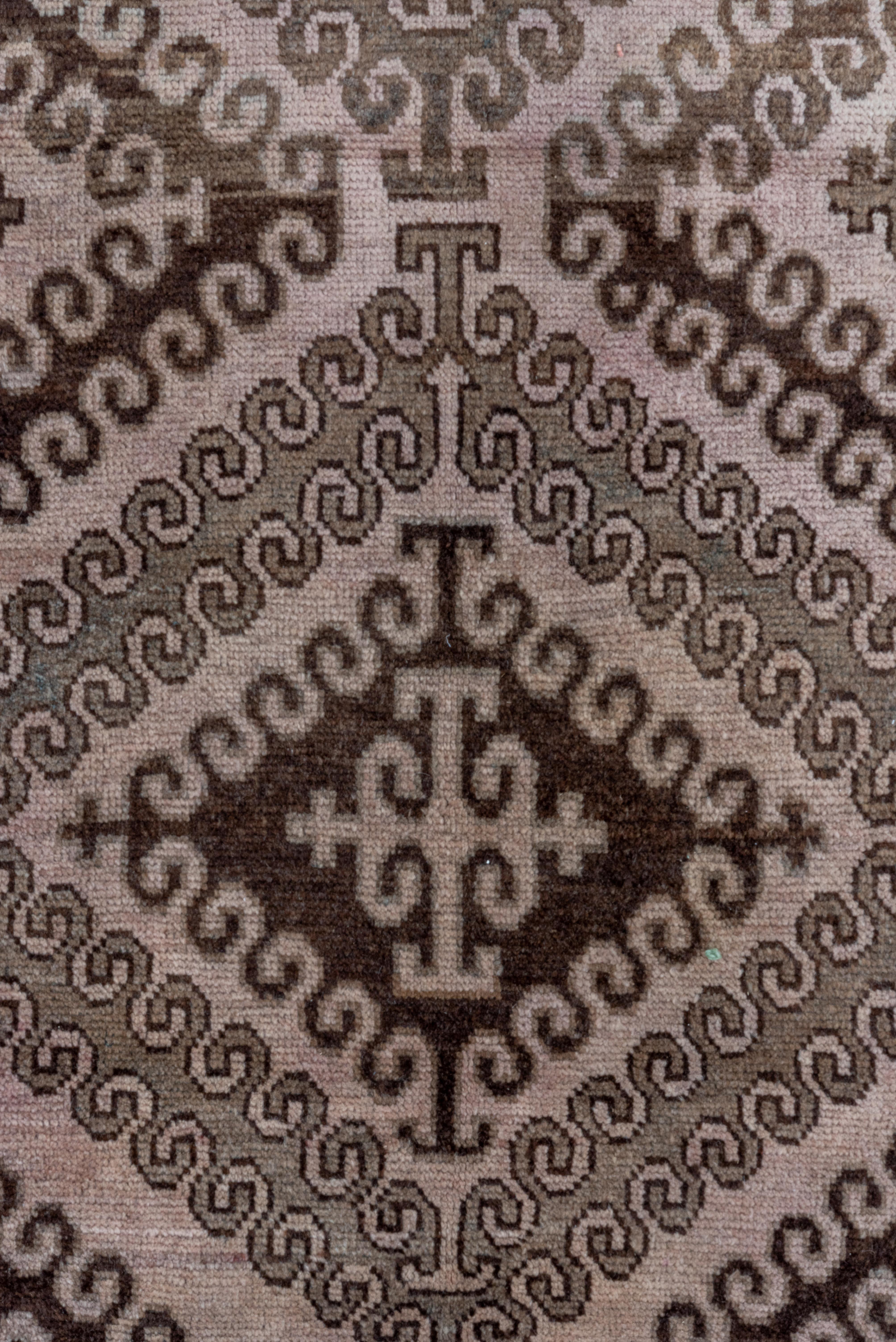 Tapis ancien Belouch en noyer avec treillis à losanges sur fond rose en vente 1