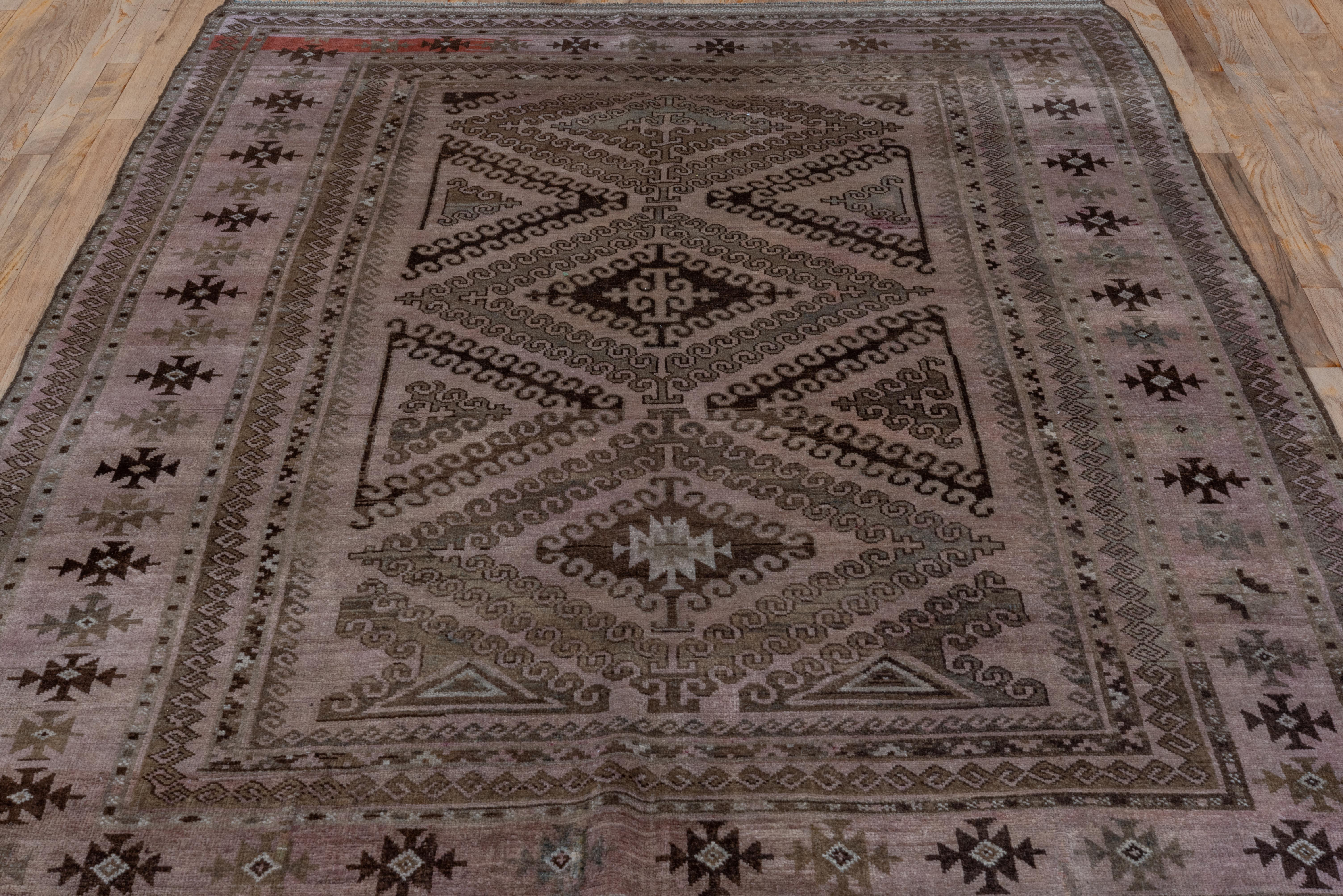 Tapis ancien Belouch en noyer avec treillis à losanges sur fond rose en vente 2