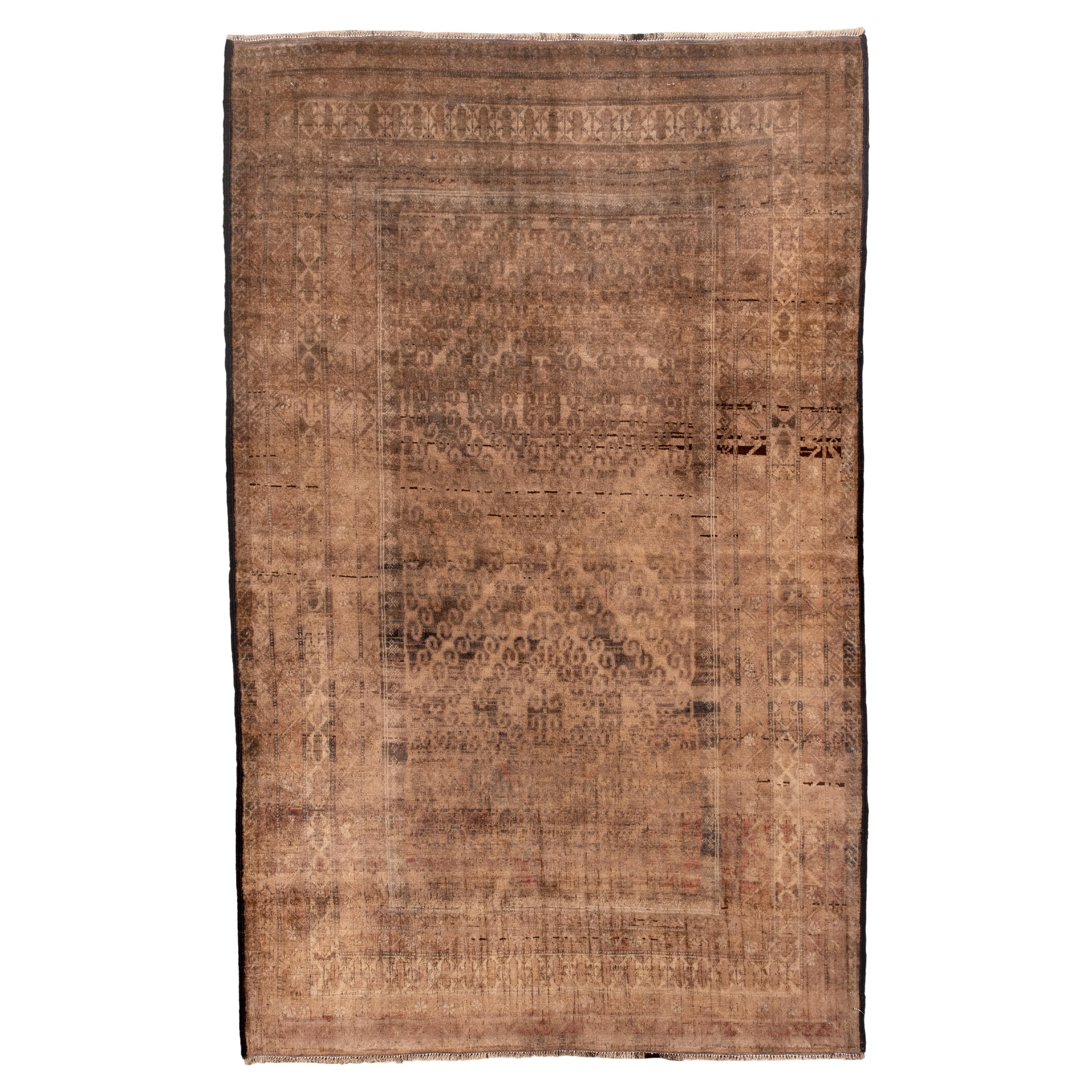 Tapis ancien Belouch avec une patine délavée exceptionnelle dans les tons chauds de la terre en vente