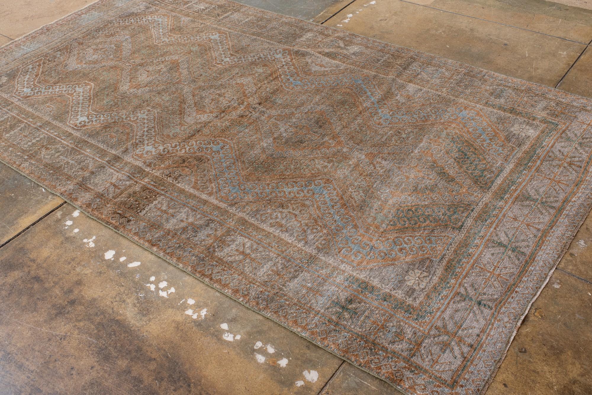 Alfombra antigua Belouch con dibujo geométrico tribal siglo XX en venta