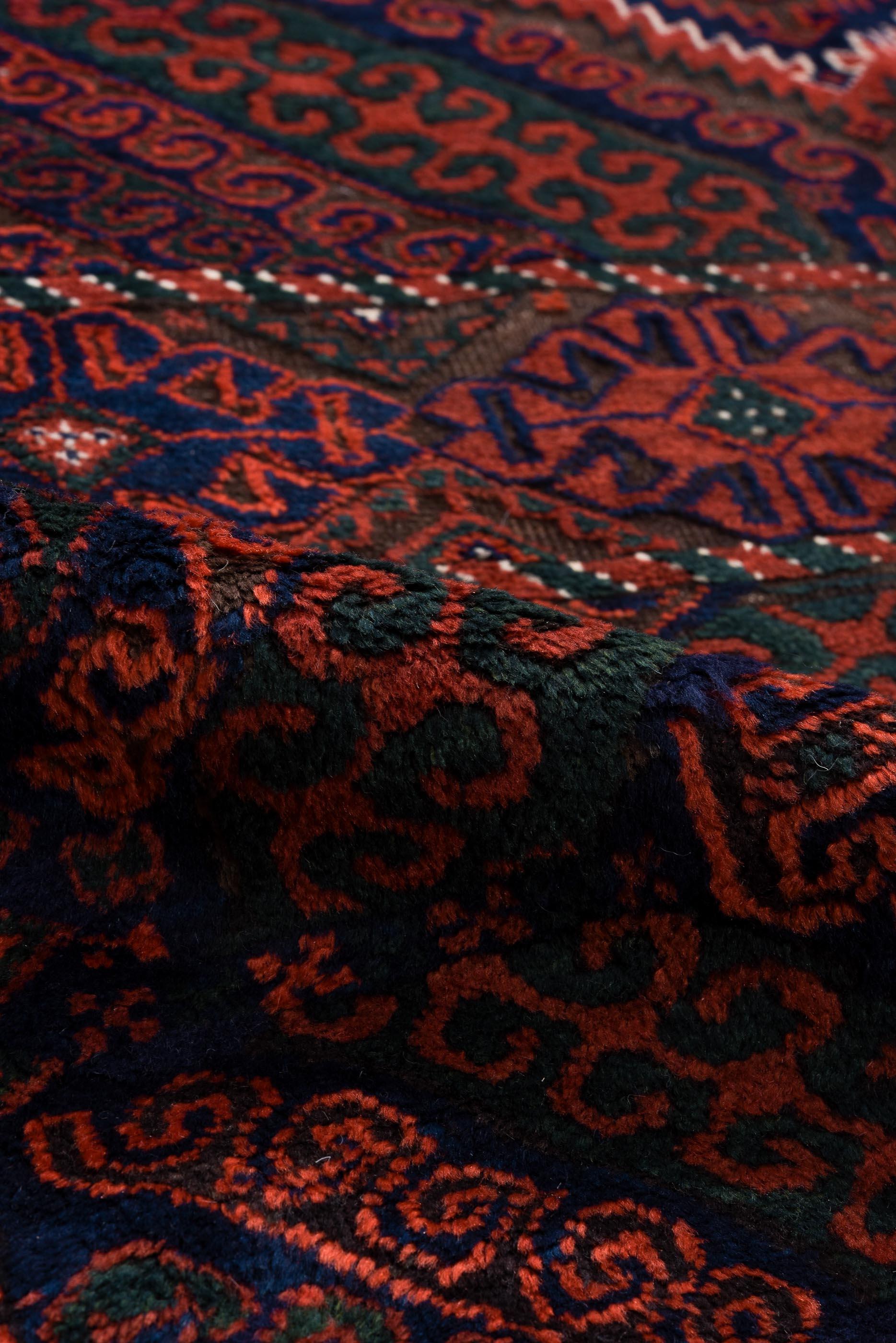 Antiker Belouch-Stammesteppich - Tiefes Karminrot und Indigo Diamant-Medaillon-Design im Zustand „Gut“ im Angebot in New York, NY