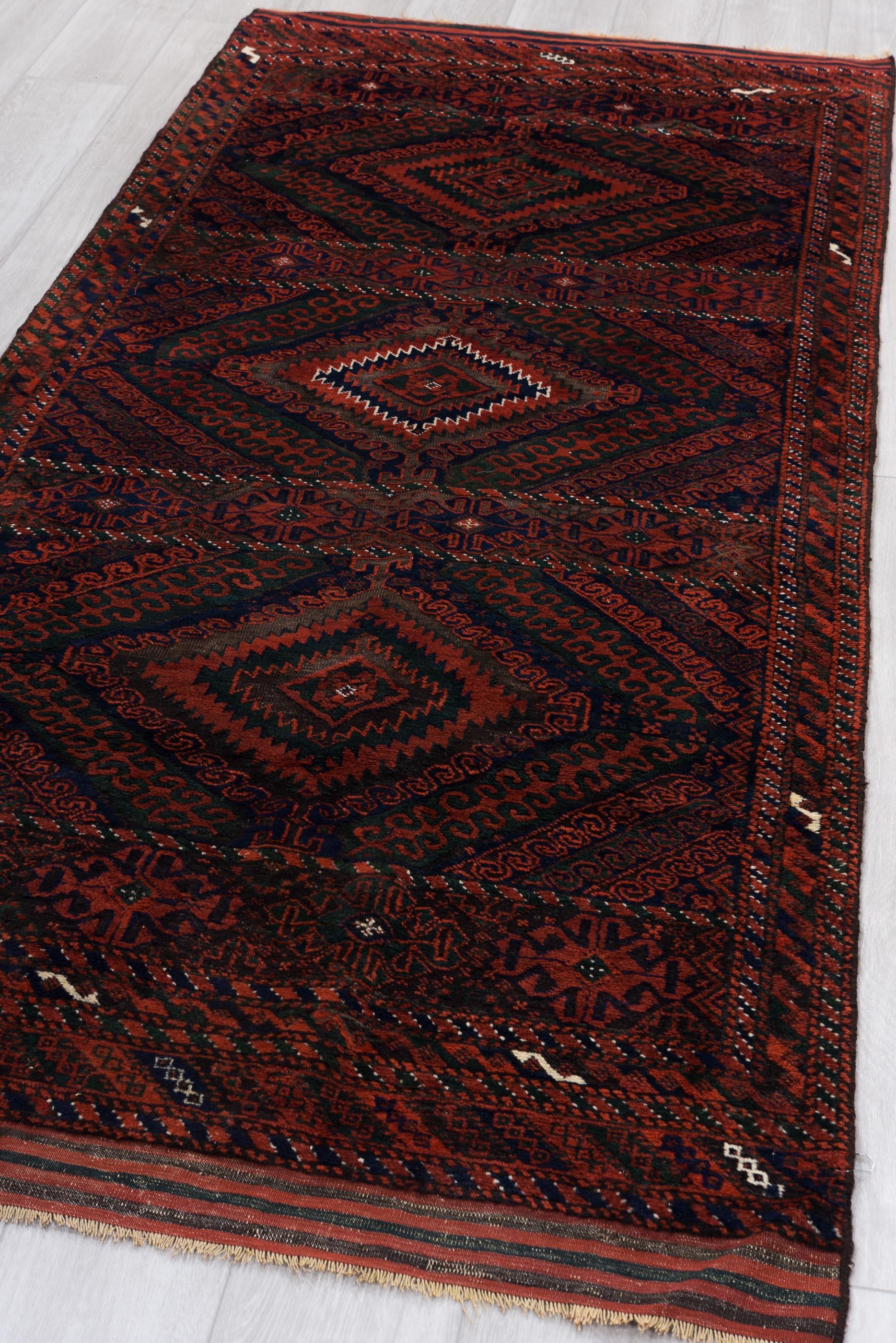 Antiker Belouch-Stammesteppich - Tiefes Karminrot und Indigo Diamant-Medaillon-Design im Angebot 2