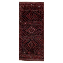 Alfombra tribal antigua Belouch - Diseño de medallón de diamantes carmesí y añil intenso