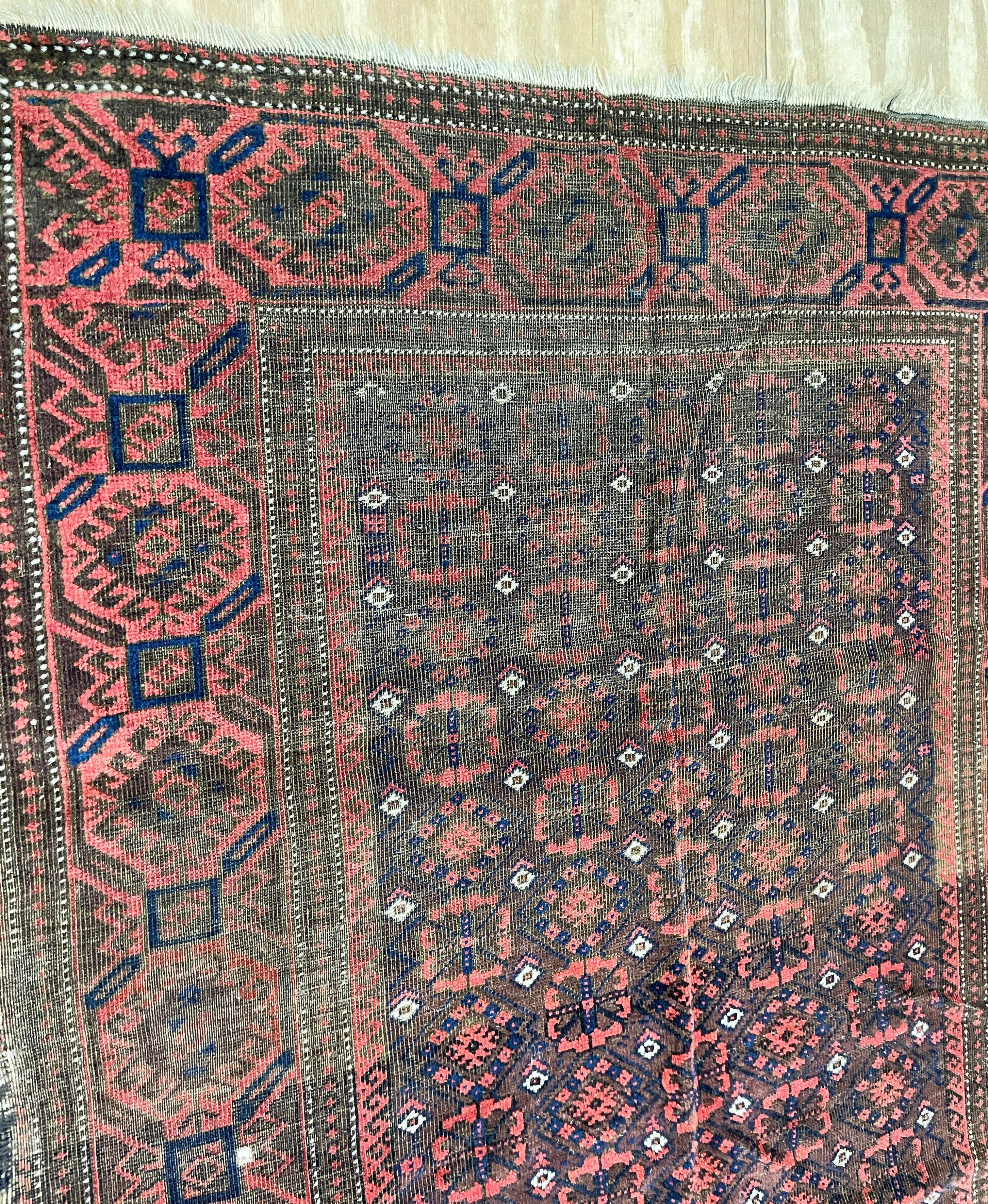
Erleben Sie die zeitlose Eleganz eines Belouch Turkoman Teppichs

Treten Sie ein in eine Welt der Handwerkskunst und Tradition mit einem bemerkenswerten antiken Belouch Turkoman Teppich mit den Maßen 3'11