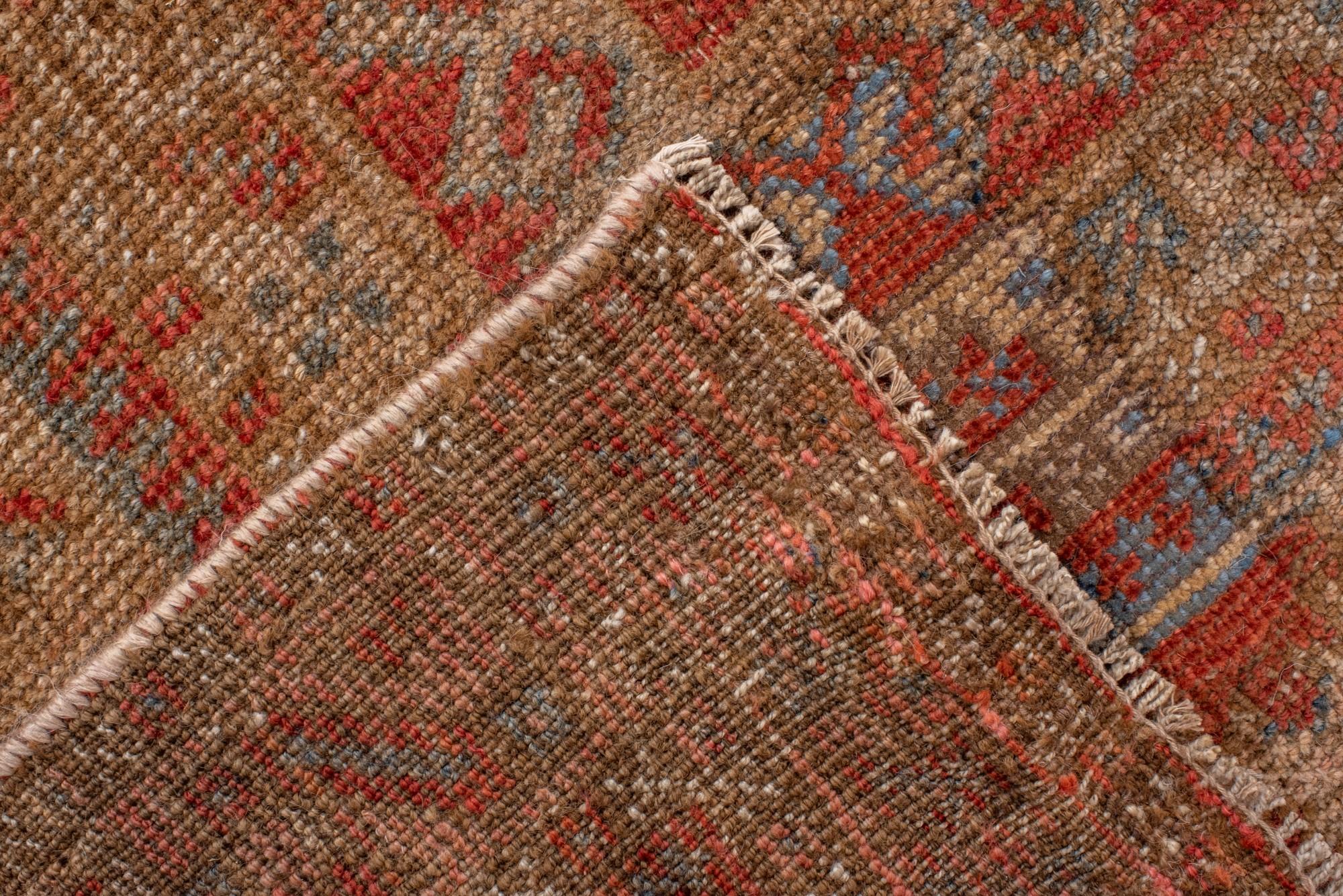 20ième siècle Belouch antique avec champ rouge Brown avec design floral Ashik en vente