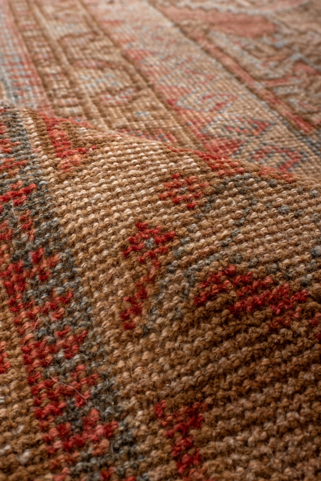 Laine Belouch antique avec champ rouge Brown avec design floral Ashik en vente