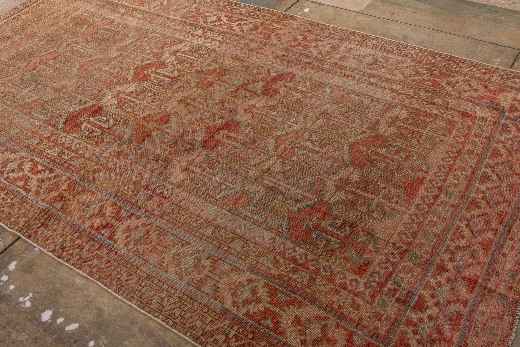 Belouch antique avec champ rouge Brown avec design floral Ashik en vente 1