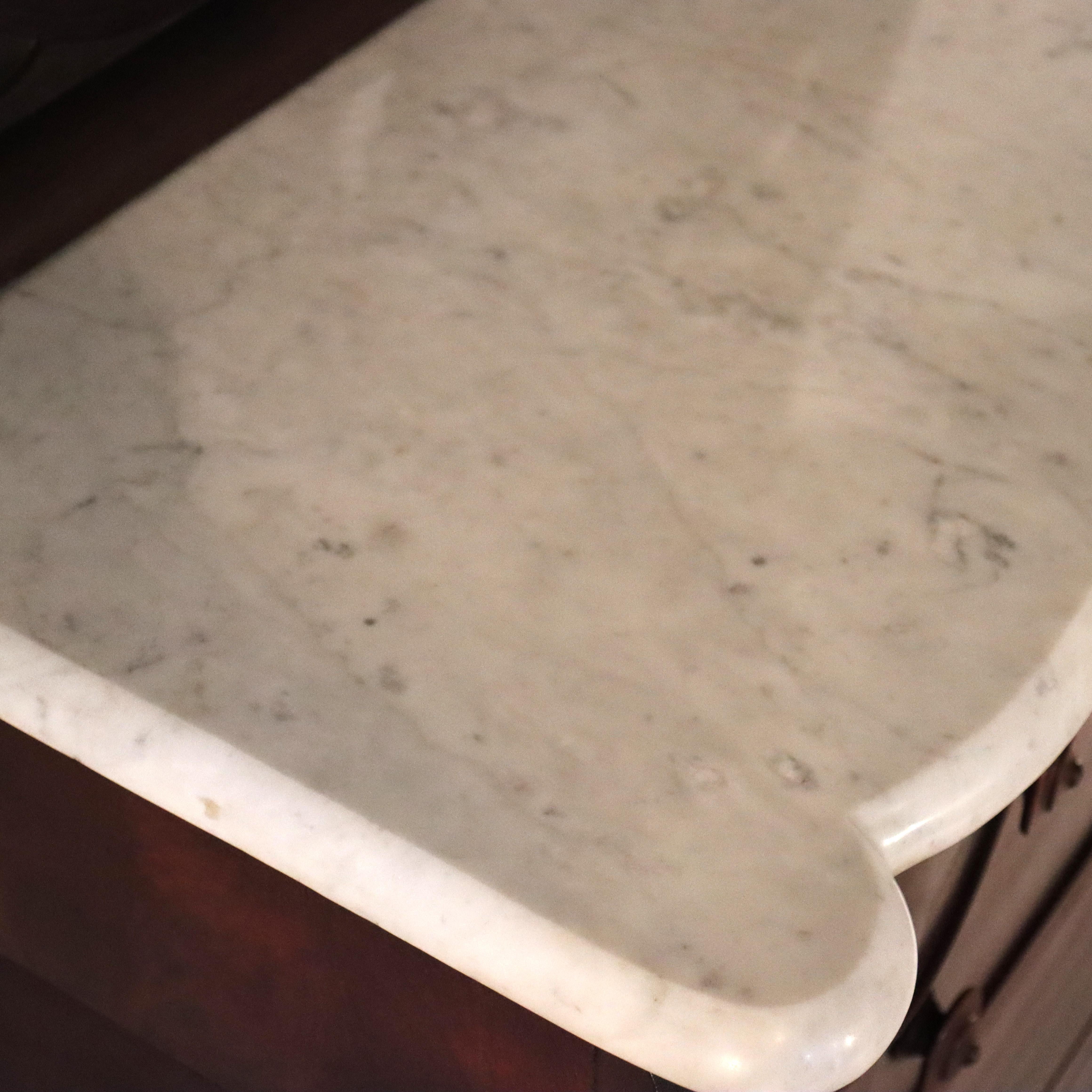 Antigua Cómoda con Espejo de Caoba Tallada en Llama del Renacimiento Rococó de la Escuela Belter en venta 10