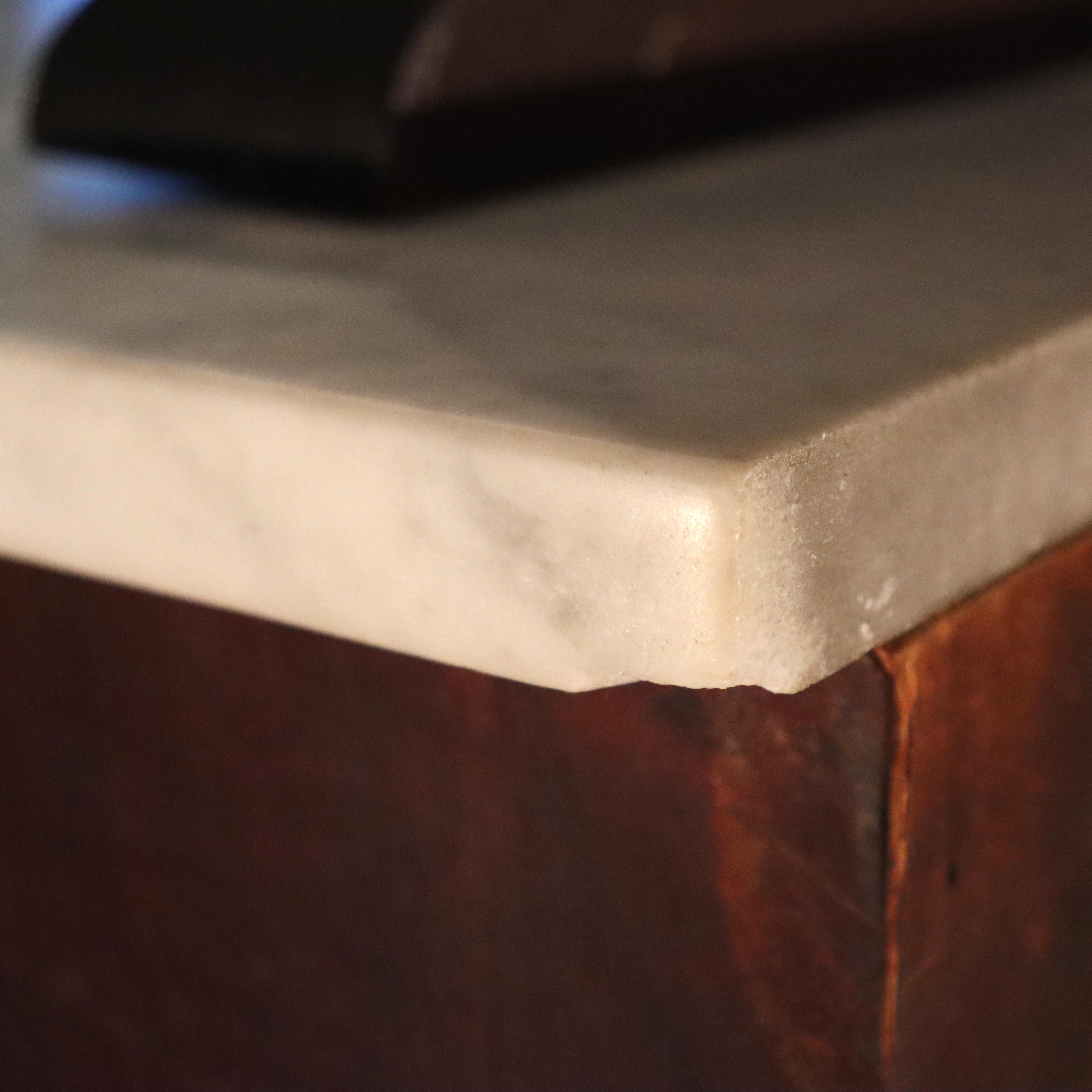 Antigua Cómoda con Espejo de Caoba Tallada en Llama del Renacimiento Rococó de la Escuela Belter en venta 13