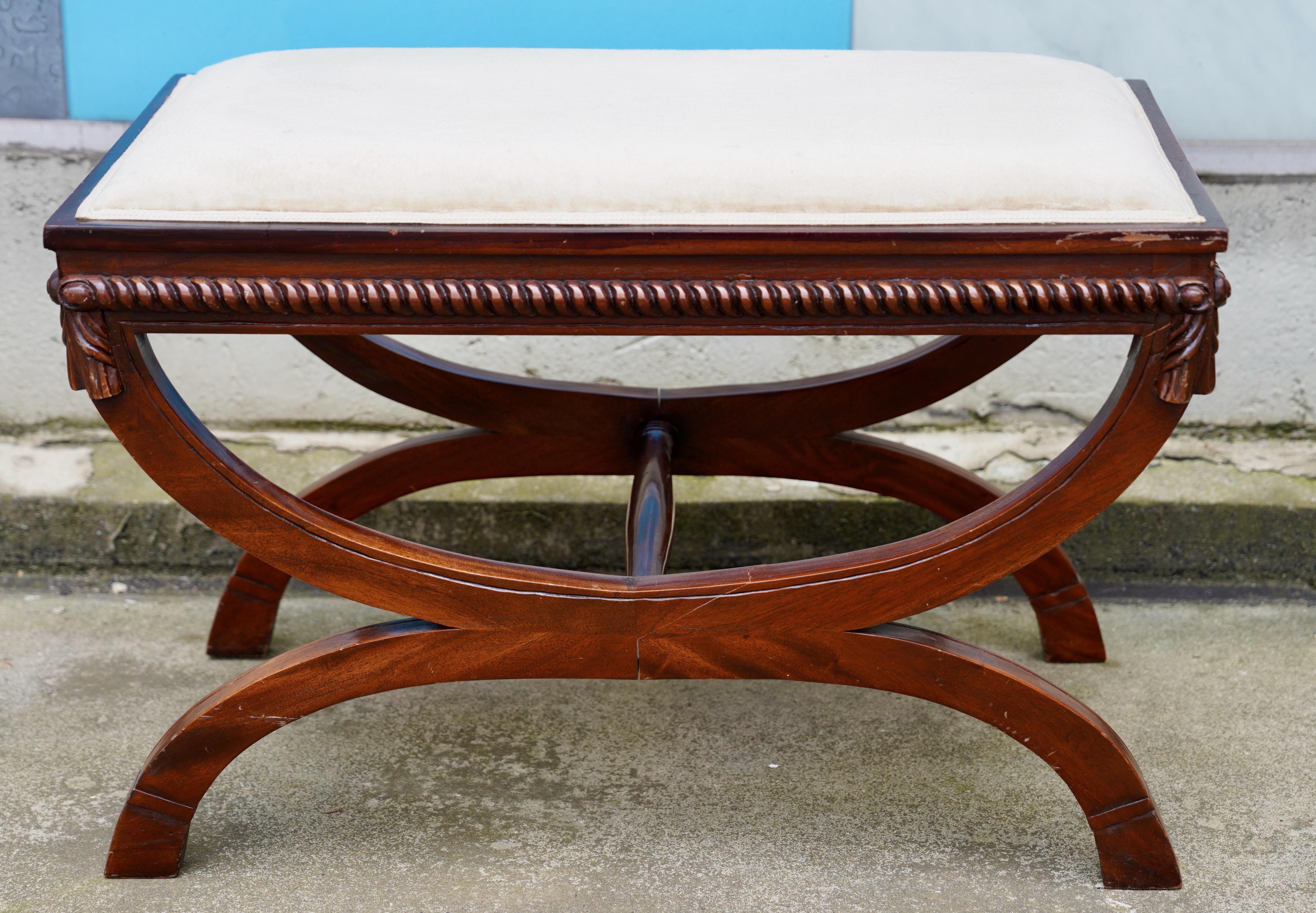 Banc ancien, tabouret, Angleterre, Regency Revival

Cette élégante banquette, réalisée dans le style Regency Revival, se caractérise par ses pieds incurvés et son motif de corde sculptée le long du cadre de l'assise. Le design date à l'origine de