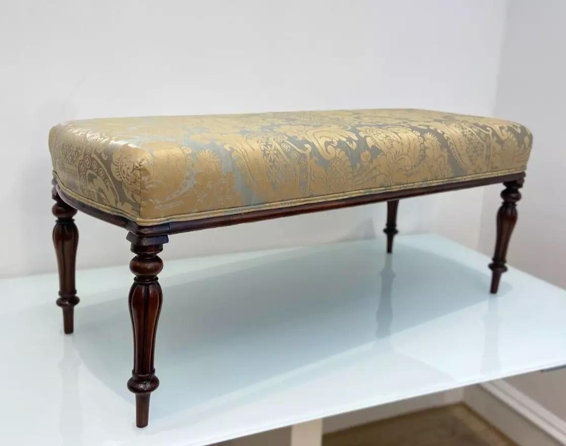 Eine atemberaubende antike Mahagoni-Bank, neu gepolstert mit einem schönen klassischen Damastdruck in einem Enteneier-Seidenstoff mit goldenen Damastmustern. Der Charme der Bank spiegelt sich in den antiken Holzarbeiten an den Beinen wider, die