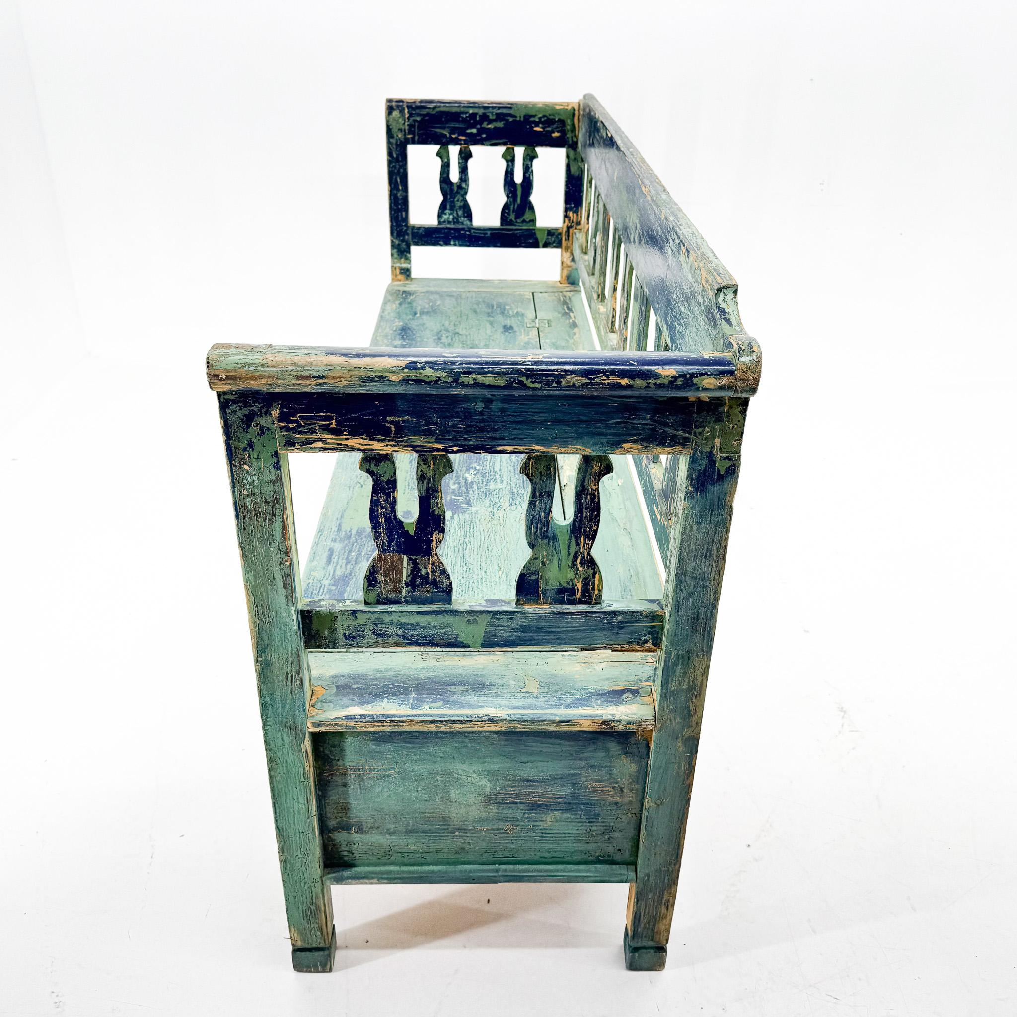 Bois Banc Antique avec A Space et belle Patina d'origine en vente