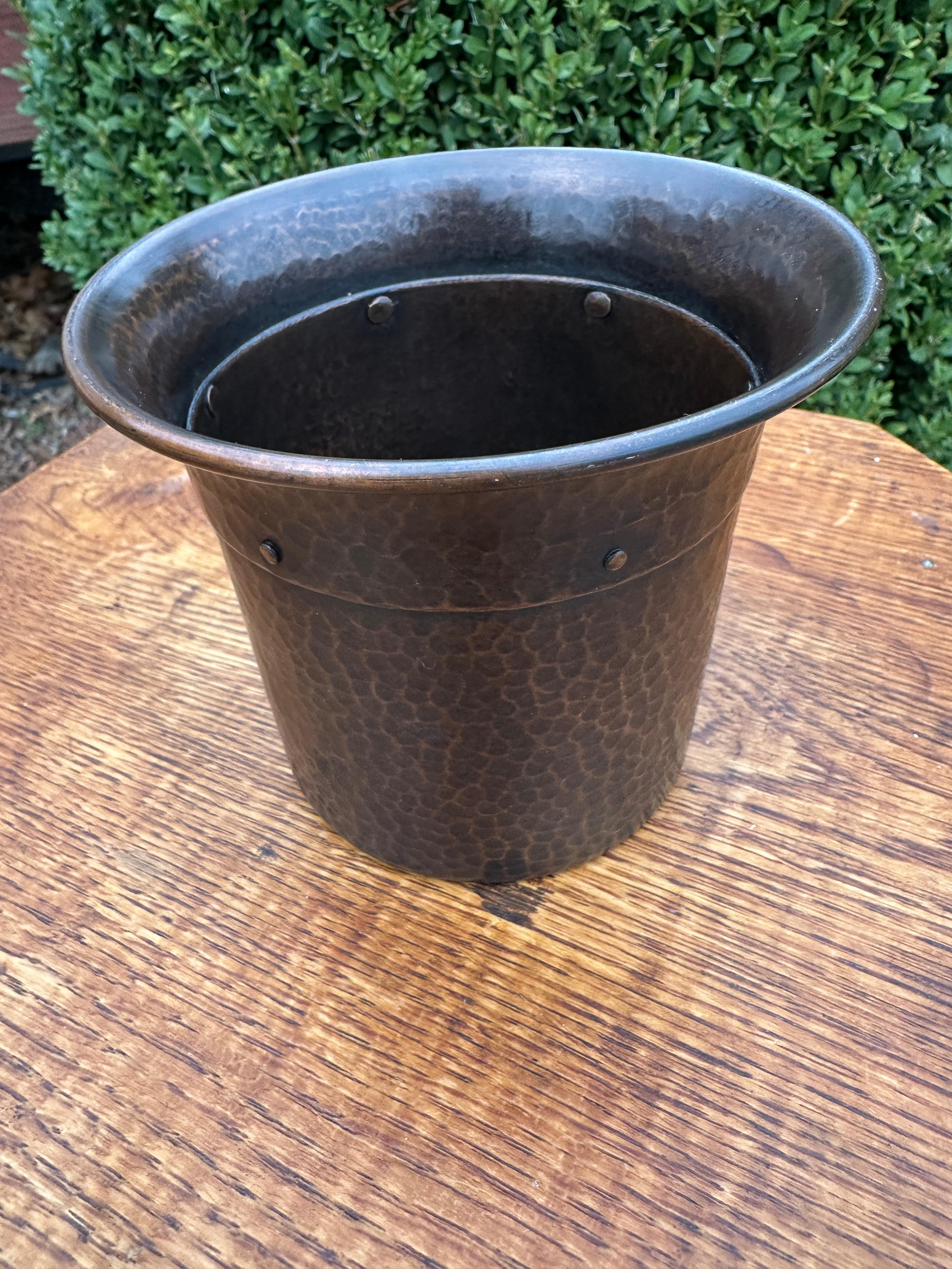 Antike Benedict Studio Arts & Crafts gehämmert Kupfer Humidor - W7976

Dies ist eine antike c. frühen 1900er Jahren Arts & Crafts Hammered Copper Humidor von Benedict Studios. Sieht aus, als hätte es eine neuere Patina. Es gibt keine Schrammen,