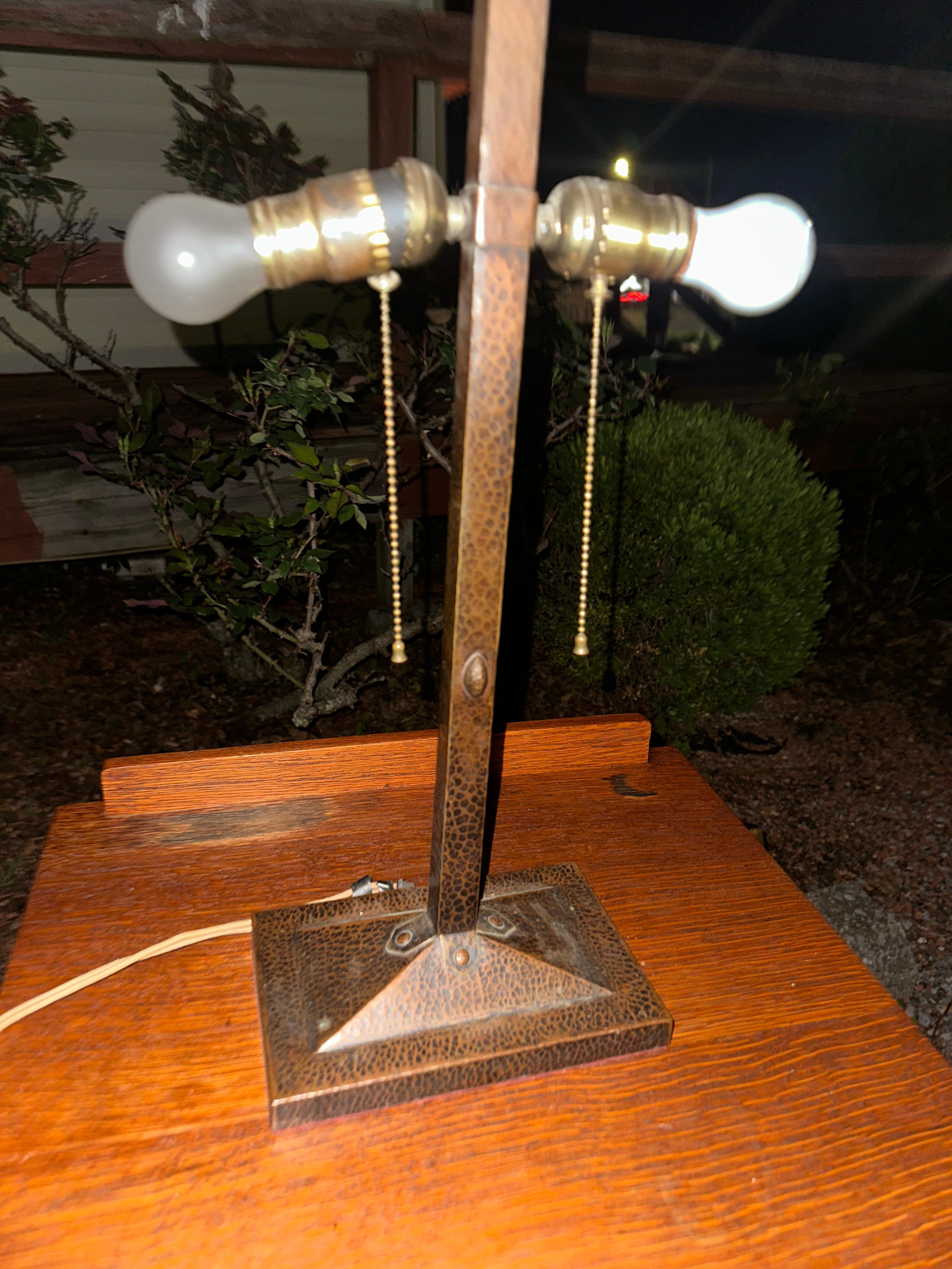 Antique Benedict Studios Hammered Copper Lamp - W7694 In Good Condition For Sale In Shamokin Dam, PA