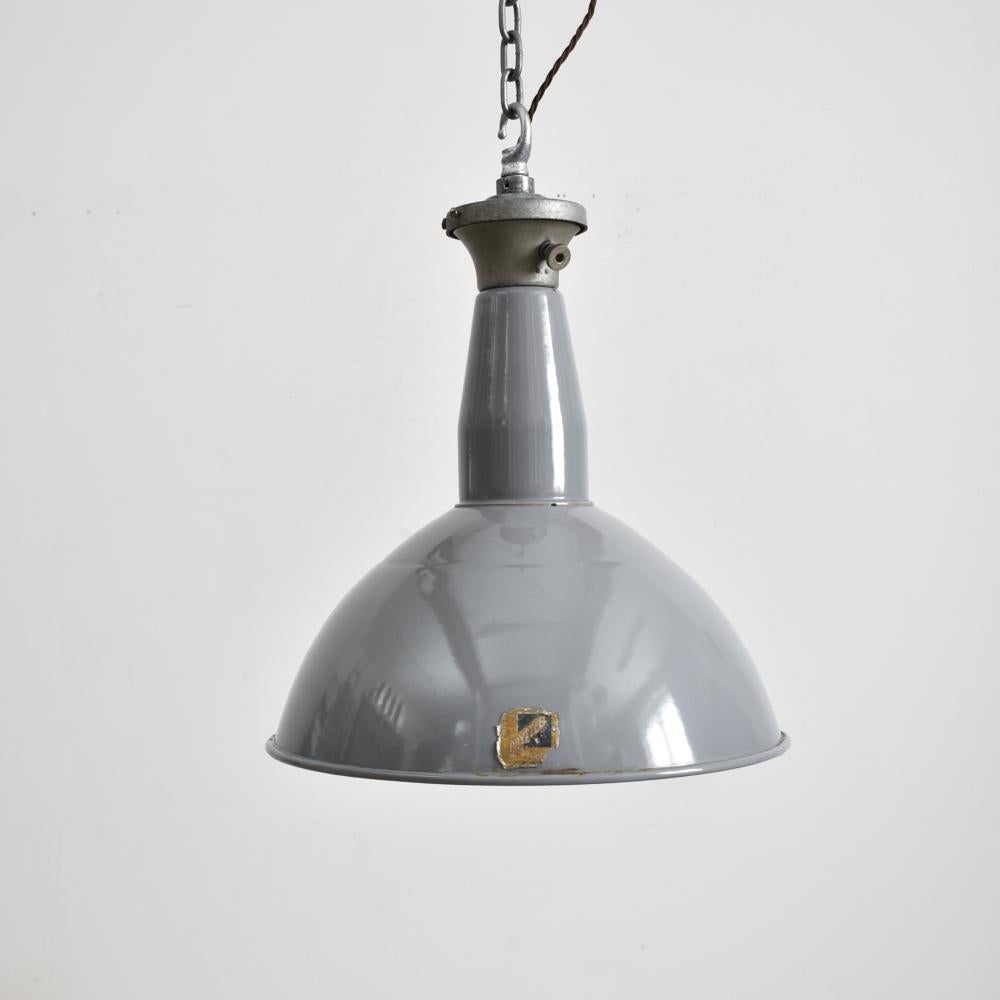 15? Lampe pendante industrielle Benjamin à dôme gris.

Abat-jour d'usine Benjamin en émail iconique par Benjamin Crysteel. Nuances d'émail gris en verre vitreux, galeries originales de type X estampillées du nom du fabricant. Ces modèles sont de