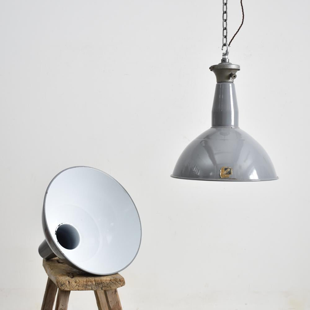 Mid-Century Modern Ancienne lampe à suspension industrielle à dôme gris Benjamin en vente