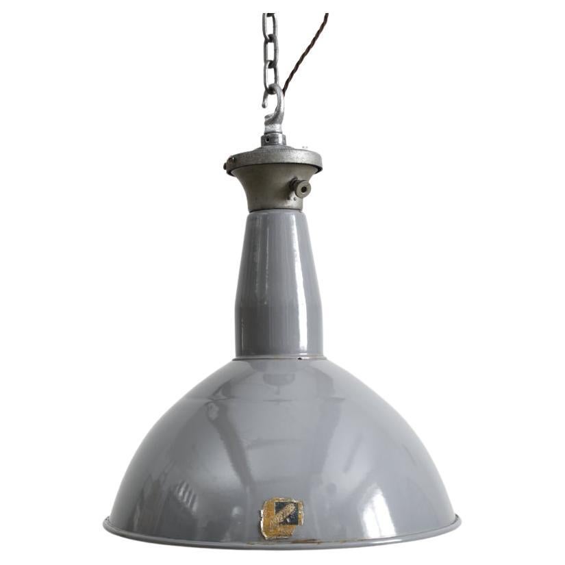 Ancienne lampe à suspension industrielle à dôme gris Benjamin