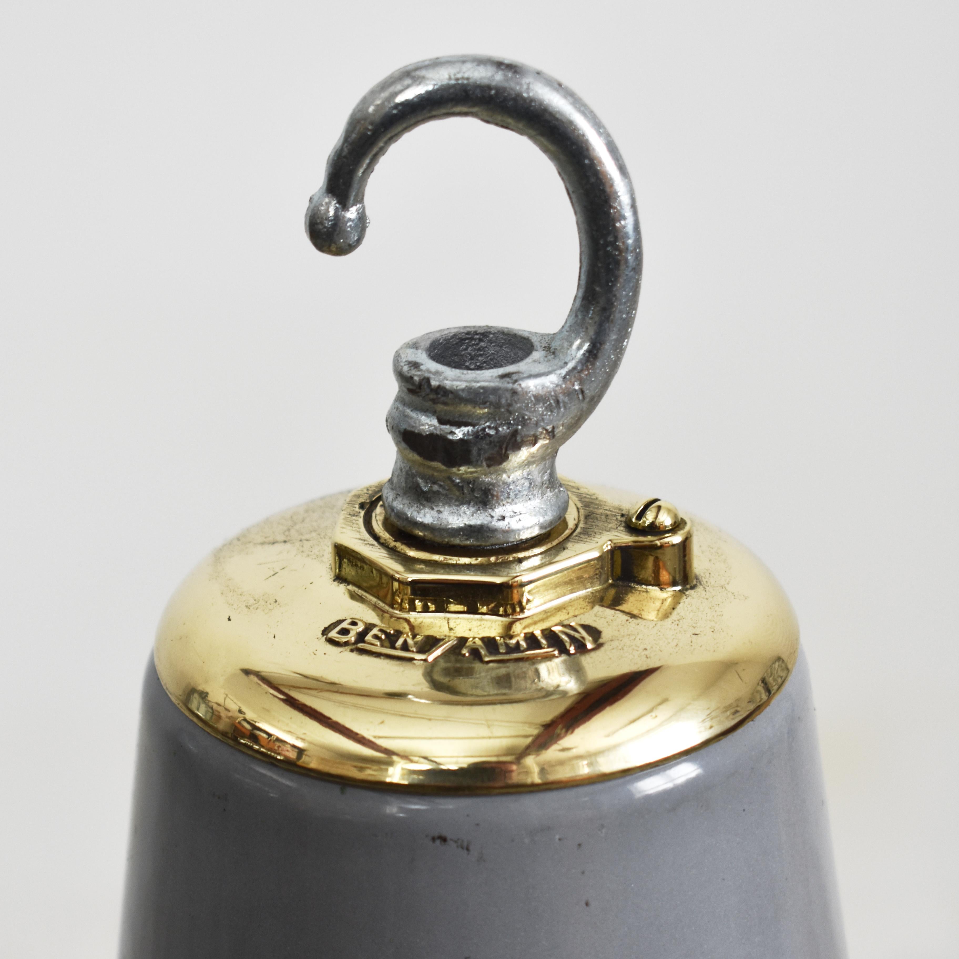 Britannique Lampe à suspension industrielle ancienne Benjamin grise de 18 pouces en vente