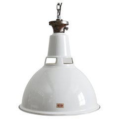 Ancienne lampe à suspension industrielle à dôme blanche Benjamin
