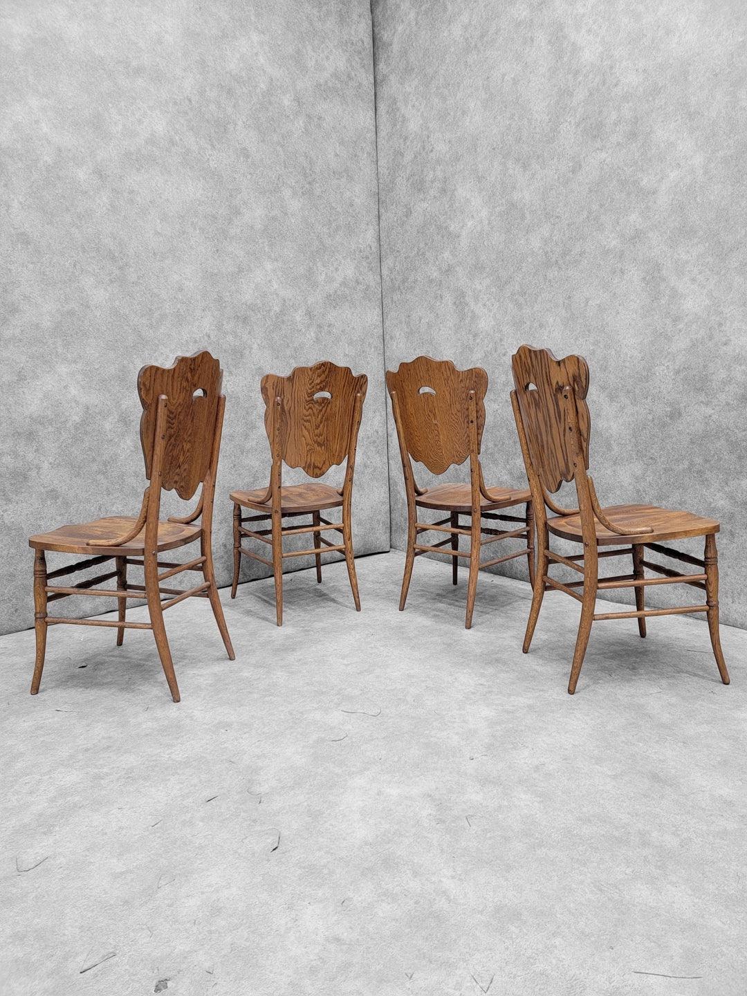 Antike gebogene Eichenholzstühle mit ausgeschnittener Rückenlehne - Satz von 4 

Ein Set aus vier antiken, gebogenen Stühlen aus Eichenholz mit ausgeschnittener Rückenlehne, ideal zum Essen und Spielen. Dieses Set eignet sich perfekt für alle, die
