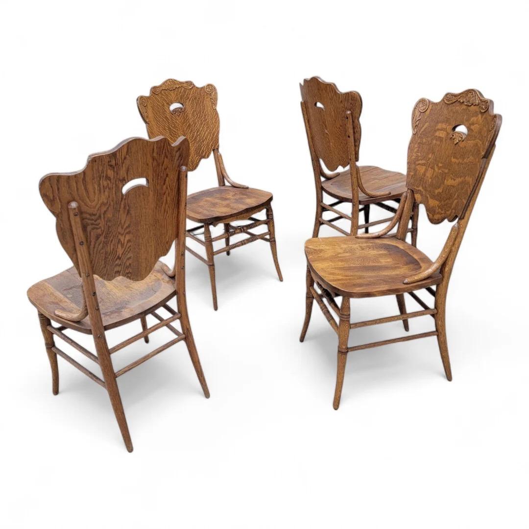 Antike gebogene Quarter-Sawn Oak Cut Out Back Stühle - Set von 4 (Amerikanisch Kolonial) im Angebot