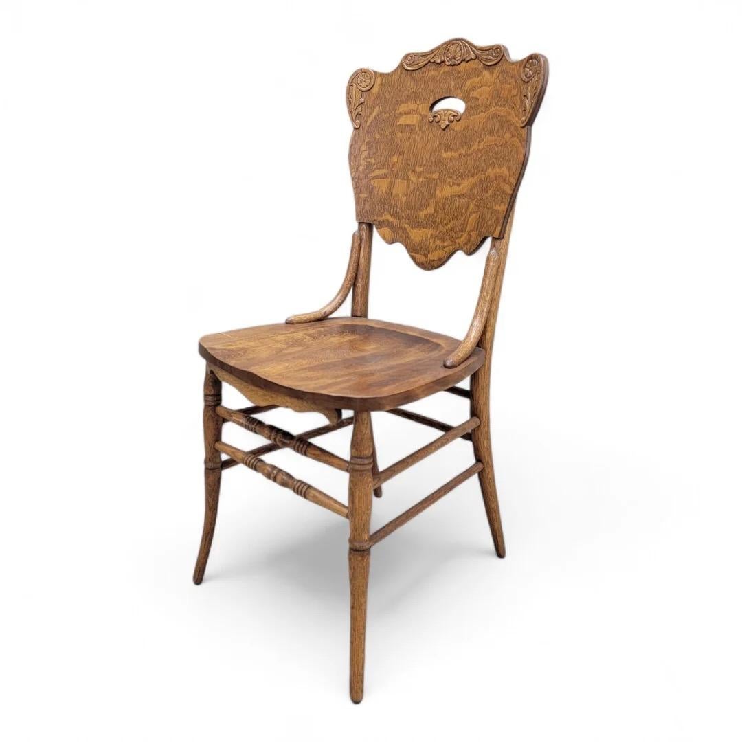 Antike gebogene Quarter-Sawn Oak Cut Out Back Stühle - Set von 4 (Unbekannt) im Angebot