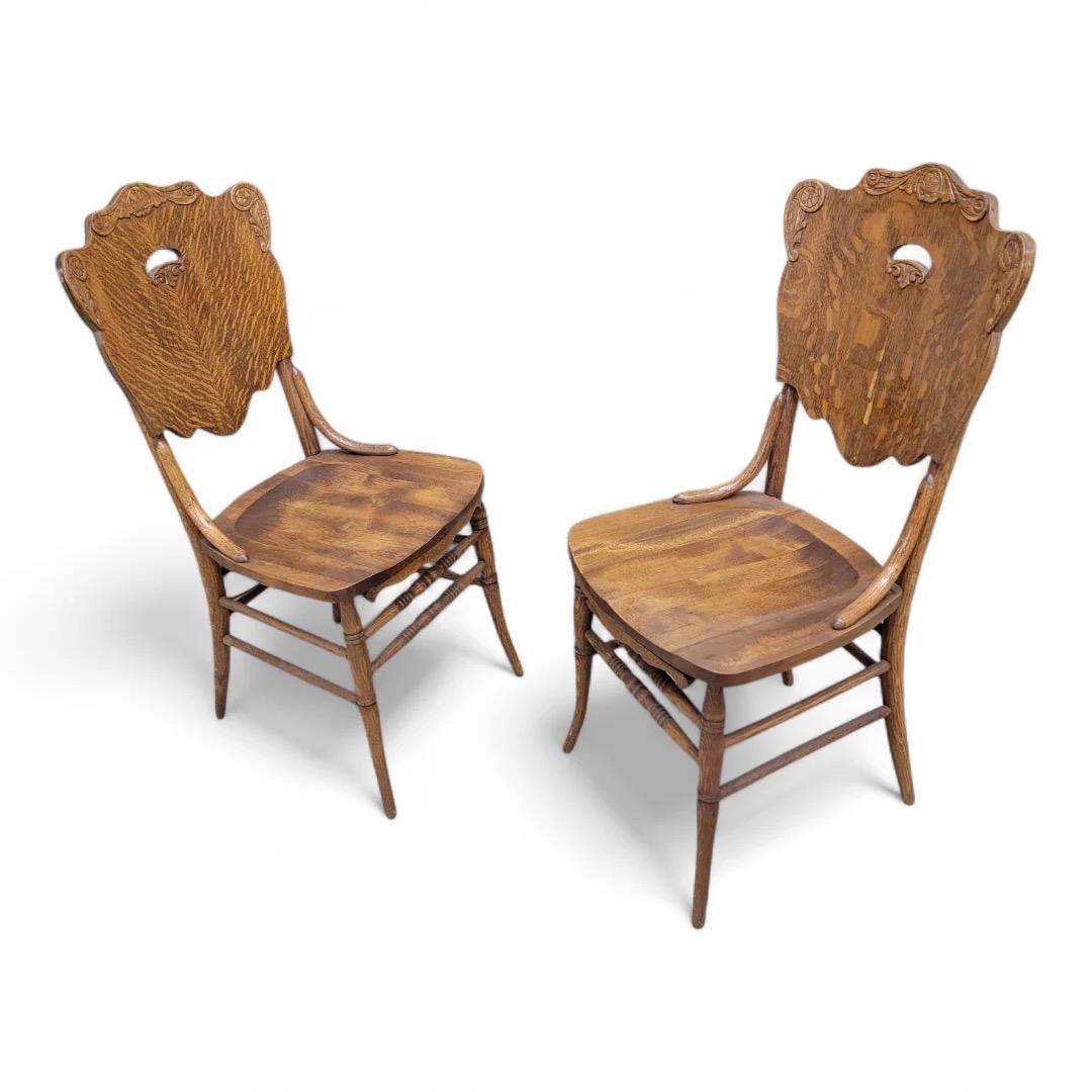 Antike gebogene Quarter-Sawn Oak Cut Out Back Stühle - Set von 4 im Zustand „Gut“ im Angebot in Chicago, IL