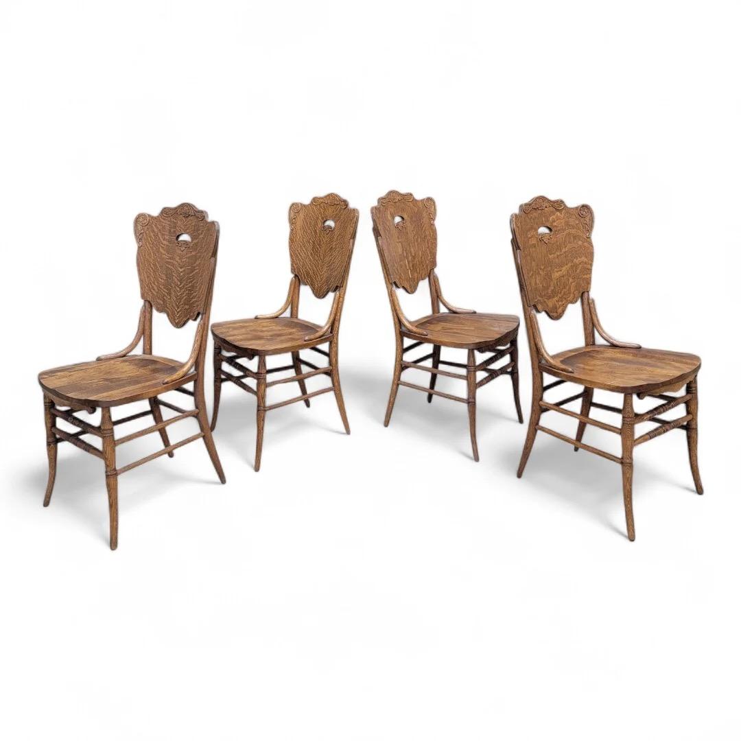 Antike gebogene Quarter-Sawn Oak Cut Out Back Stühle - Set von 4 (20. Jahrhundert) im Angebot