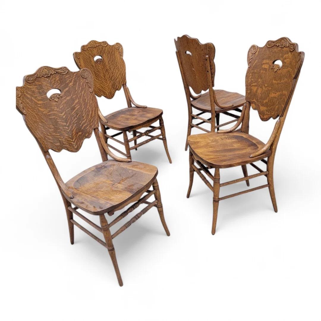 Antike gebogene Quarter-Sawn Oak Cut Out Back Stühle - Set von 4 (Eichenholz) im Angebot