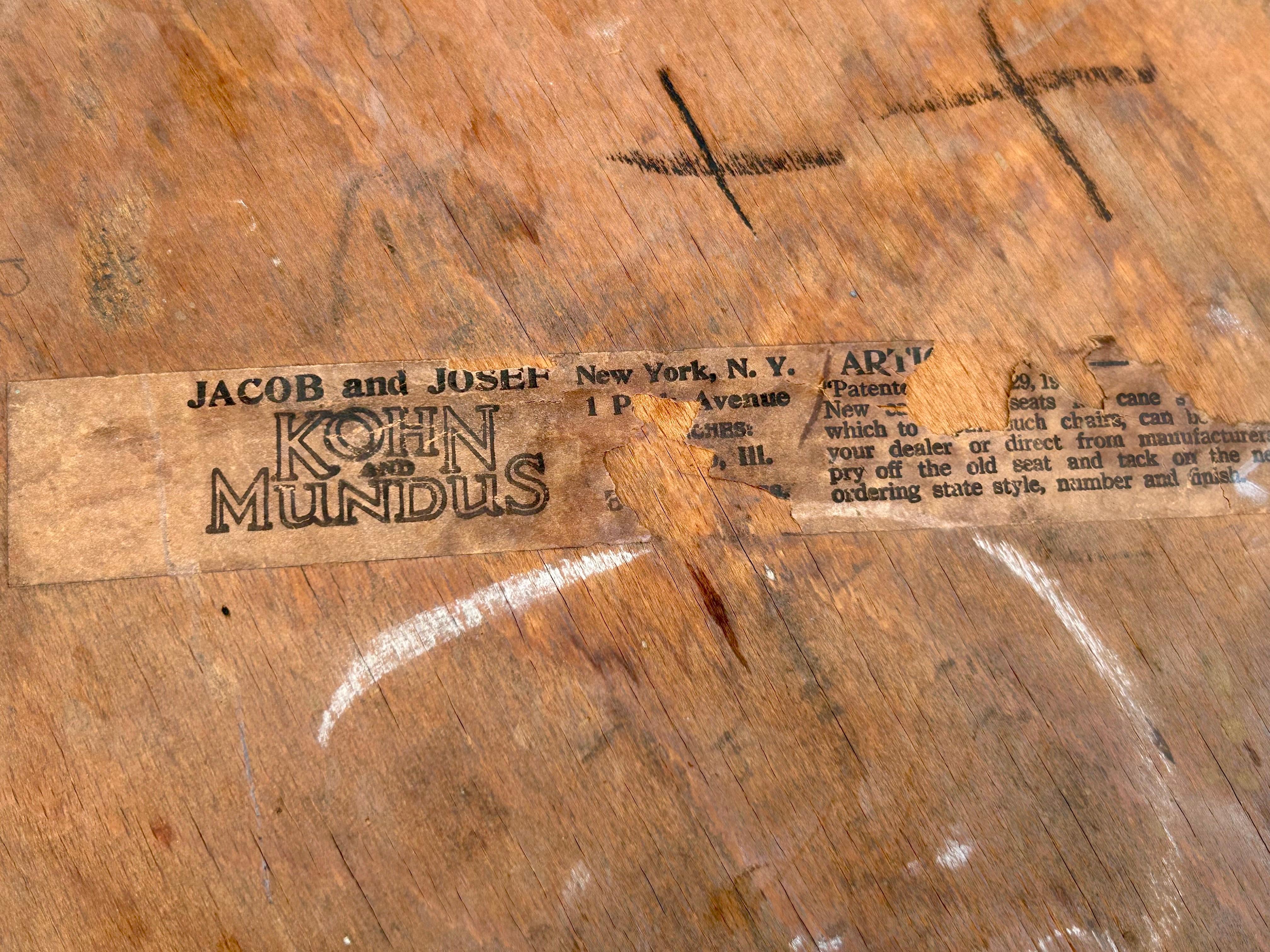 Sedie da bistrot dal design classico.
Condizioni originali d'epoca con lievi segni di usura e una bella patina coerente con l'età e l'uso.
Viti originali tranne 2 o 3. 
Solido e robusto, senza danni o riparazioni.
Si adatta bene a qualsiasi interno