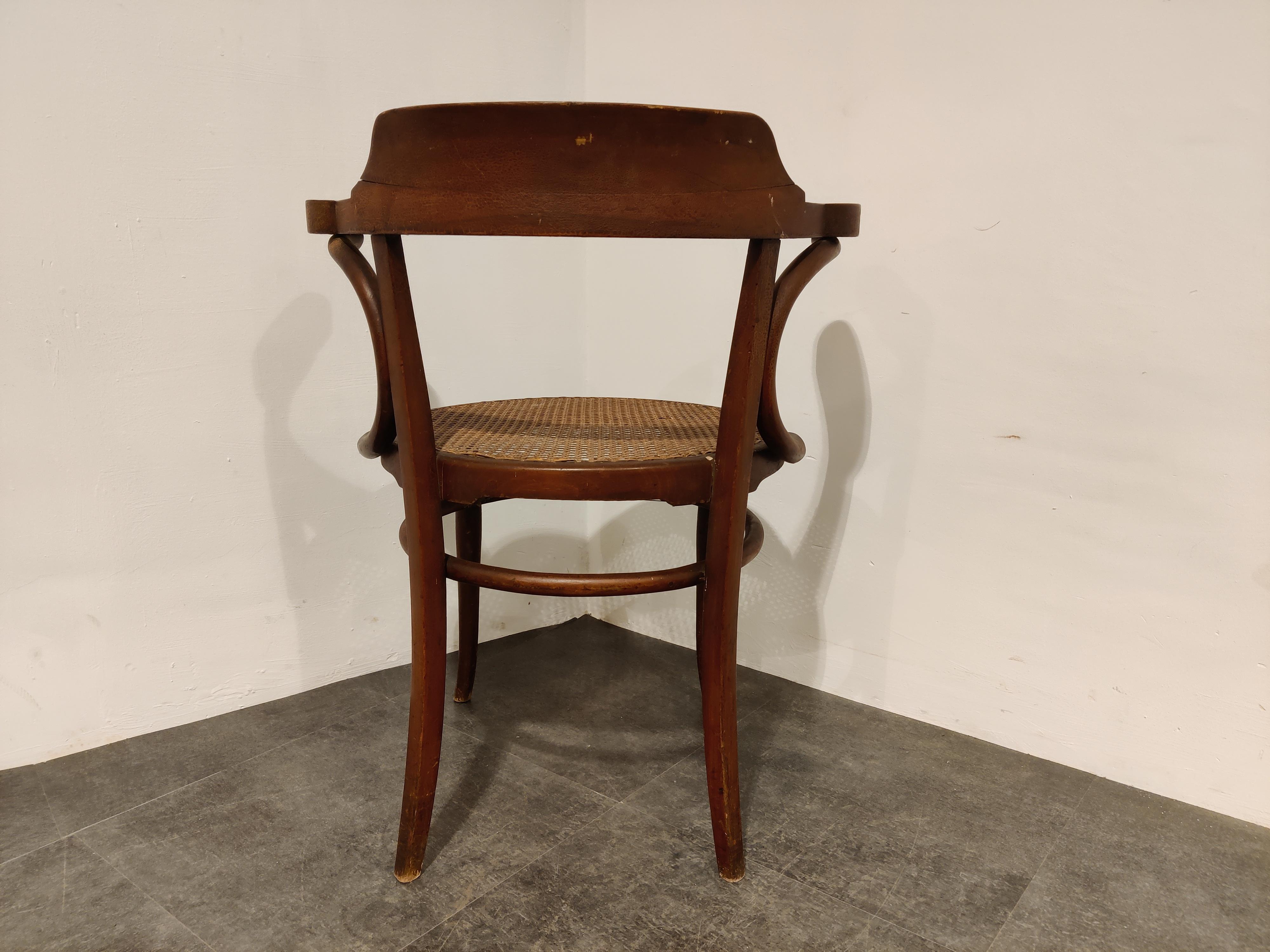 Fauteuil ou chaise de bistro en bentwood antique, années 1950 Bon état - En vente à HEVERLEE, BE