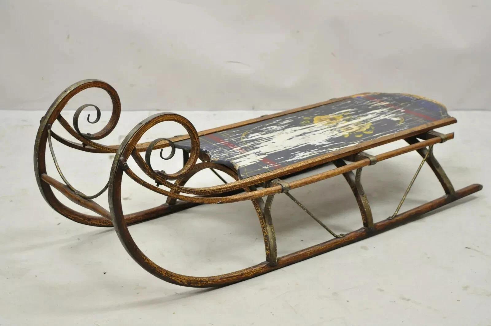 Antico legno di bengala dipinto di blu, piccola slitta da neve per bambini, da esporre a parete. L'articolo presenta una finitura blu dipinta a fuoco, una struttura in legno curvato, finiture in metallo, un oggetto d'antiquariato molto bello. Circa