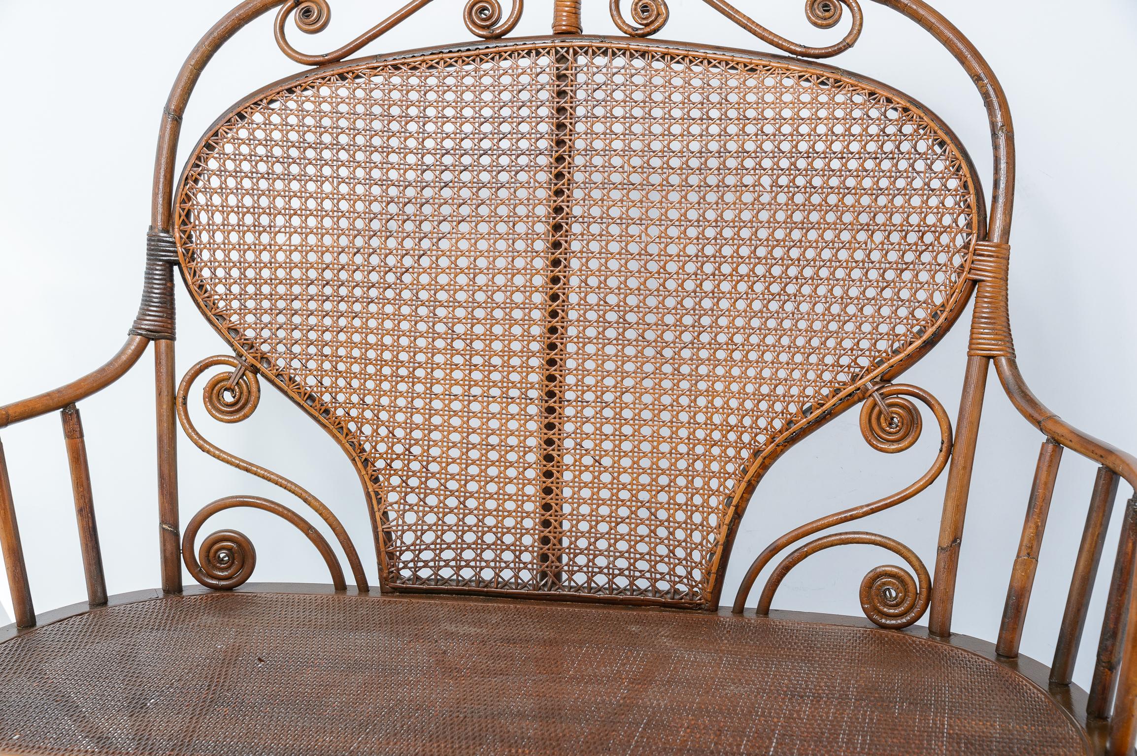 Antikes Settee aus Bugholz und Schilfrohr, Michael Thonet zugeschrieben, ca. 1900-1920er Jahre (Ästhetizismus)