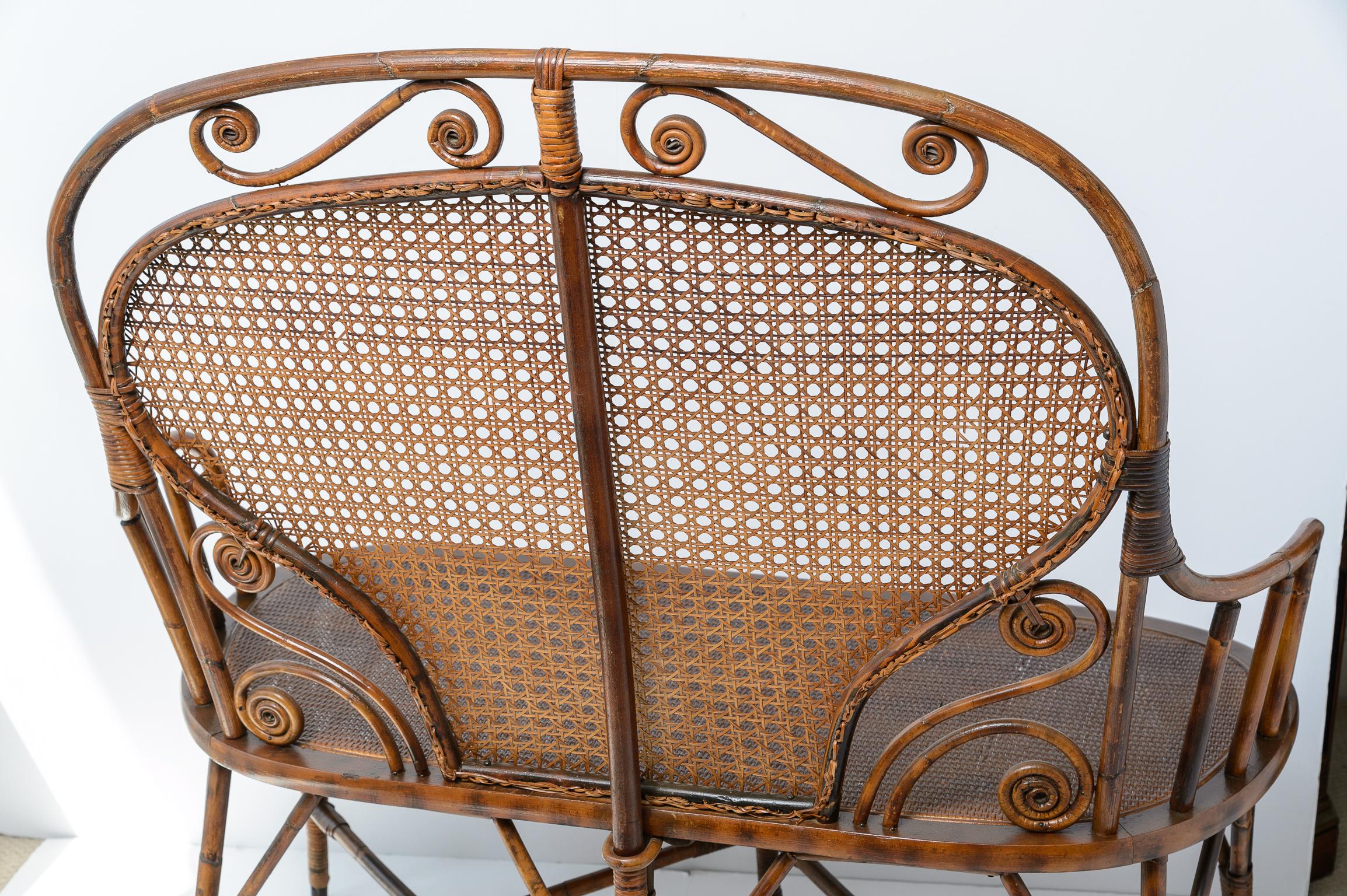 Antikes Settee aus Bugholz und Schilfrohr, Michael Thonet zugeschrieben, ca. 1900-1920er Jahre im Zustand „Gut“ im Angebot in West Palm Beach, FL