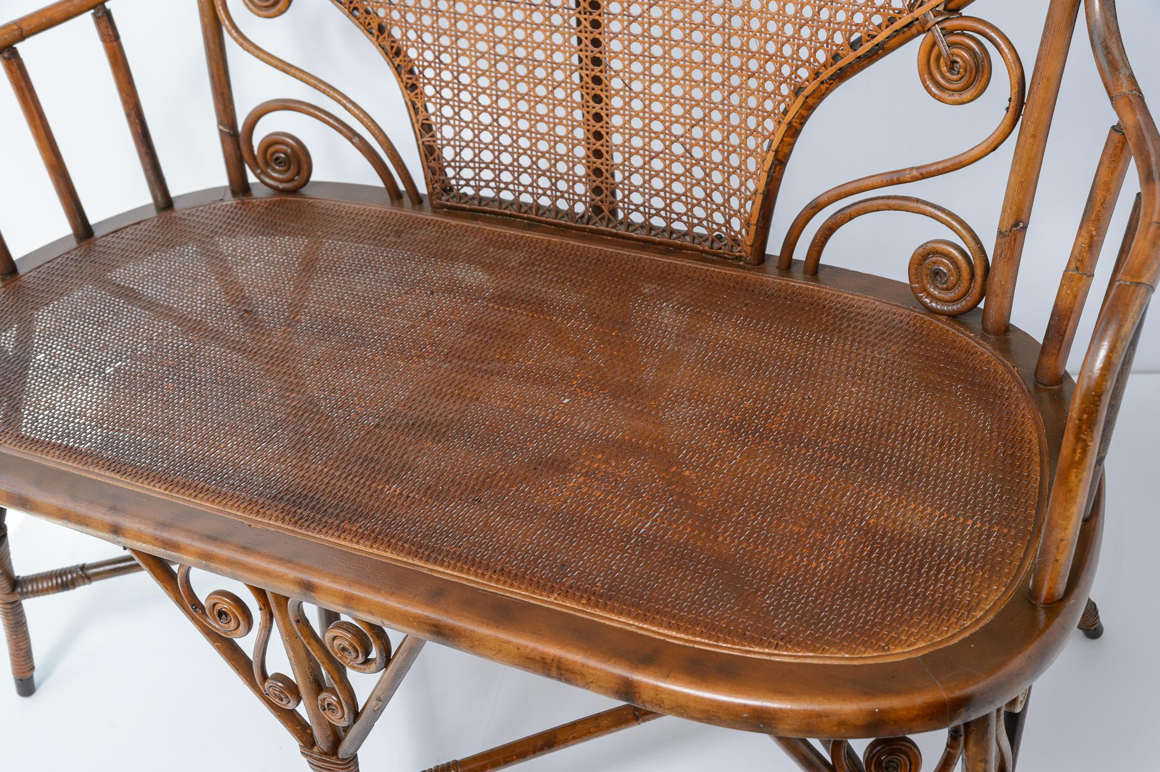 Antikes Settee aus Bugholz und Schilfrohr, Michael Thonet zugeschrieben, ca. 1900-1920er Jahre (Frühes 20. Jahrhundert)