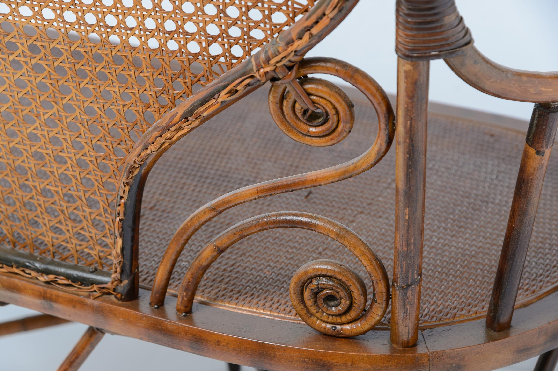 Antikes Settee aus Bugholz und Schilfrohr, Michael Thonet zugeschrieben, ca. 1900-1920er Jahre (Gehstock) im Angebot