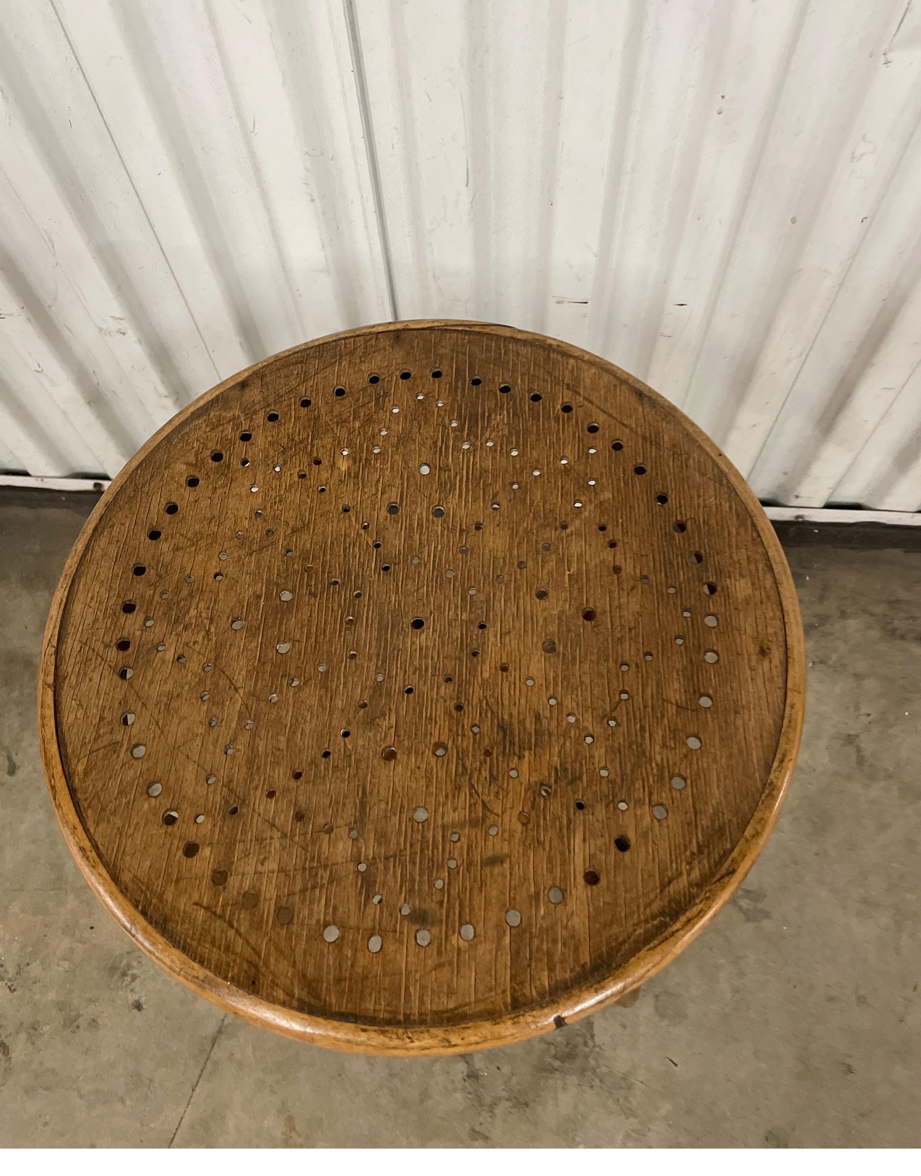 Tabouret pliant en bois de Bentwood unique du milieu du XIXe siècle. Il se plie et se replie pour le rangement ou les déplacements.
