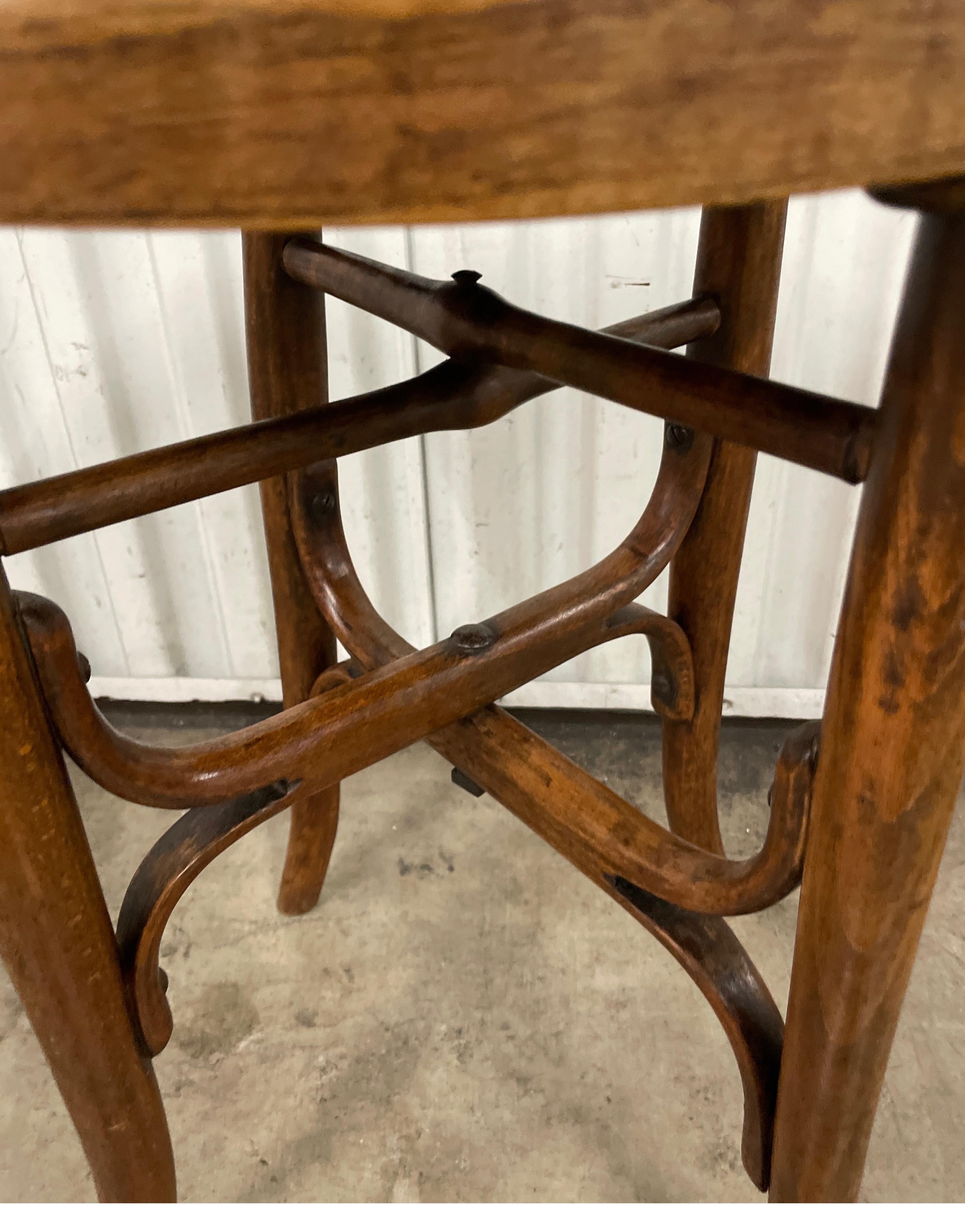 Français Tabouret pliant ancien en bois courbé en vente