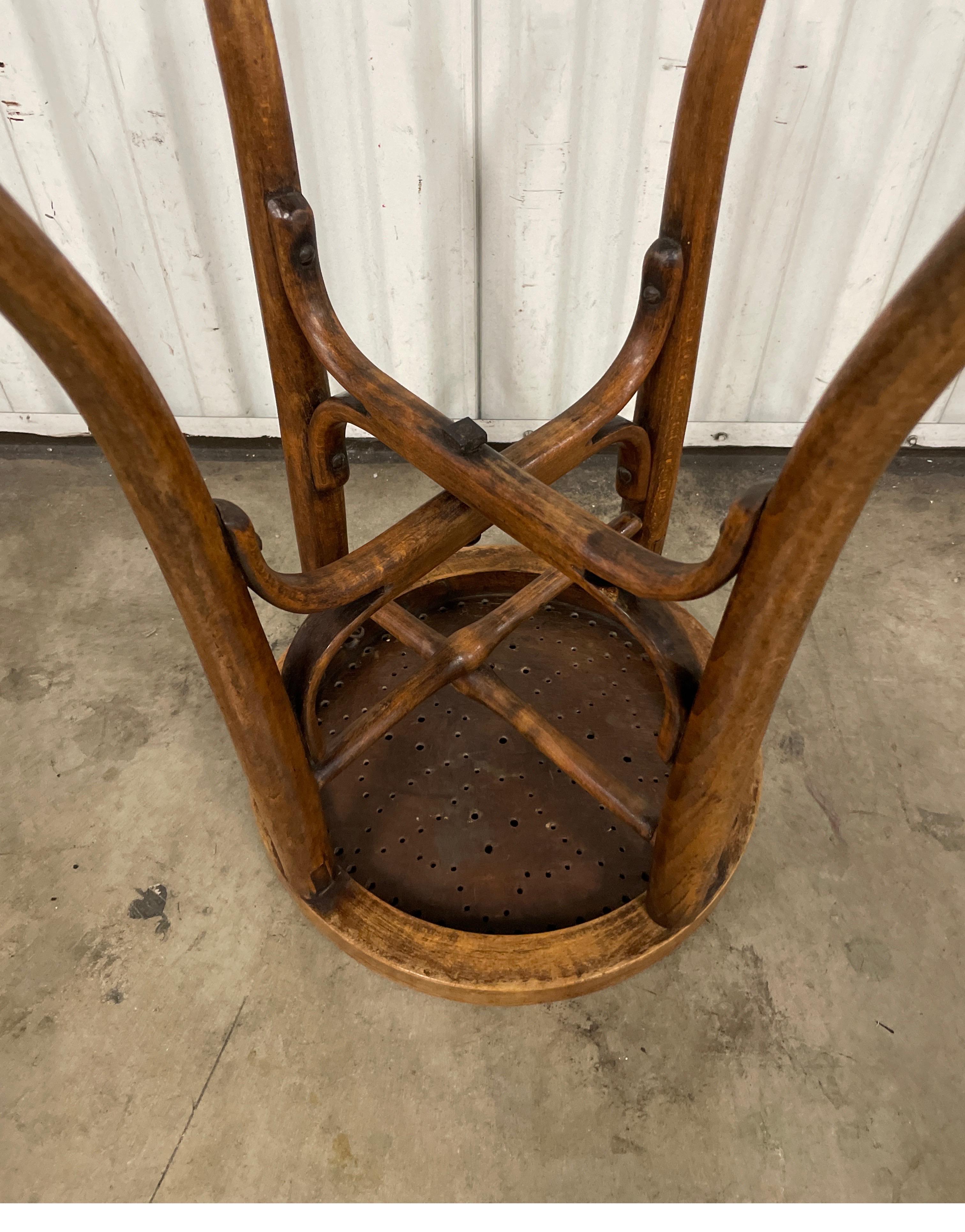 Tabouret pliant ancien en bois courbé Bon état - En vente à West Palm Beach, FL