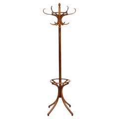 Antiguo perchero de madera curvada