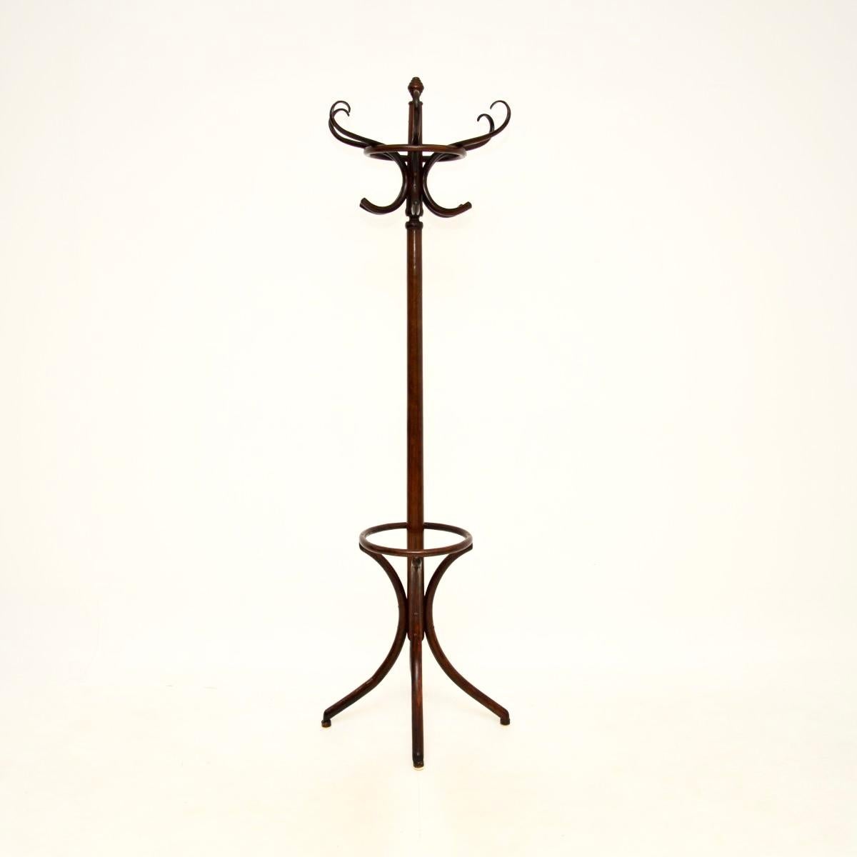 A smart and beautifully made original antique bentwood hatstand. This was made in central Europe, most likely by Thonet in Austria, around the 1880-1900 period.

It is of superb quality, with six beautifully curved supports on the top for coats and