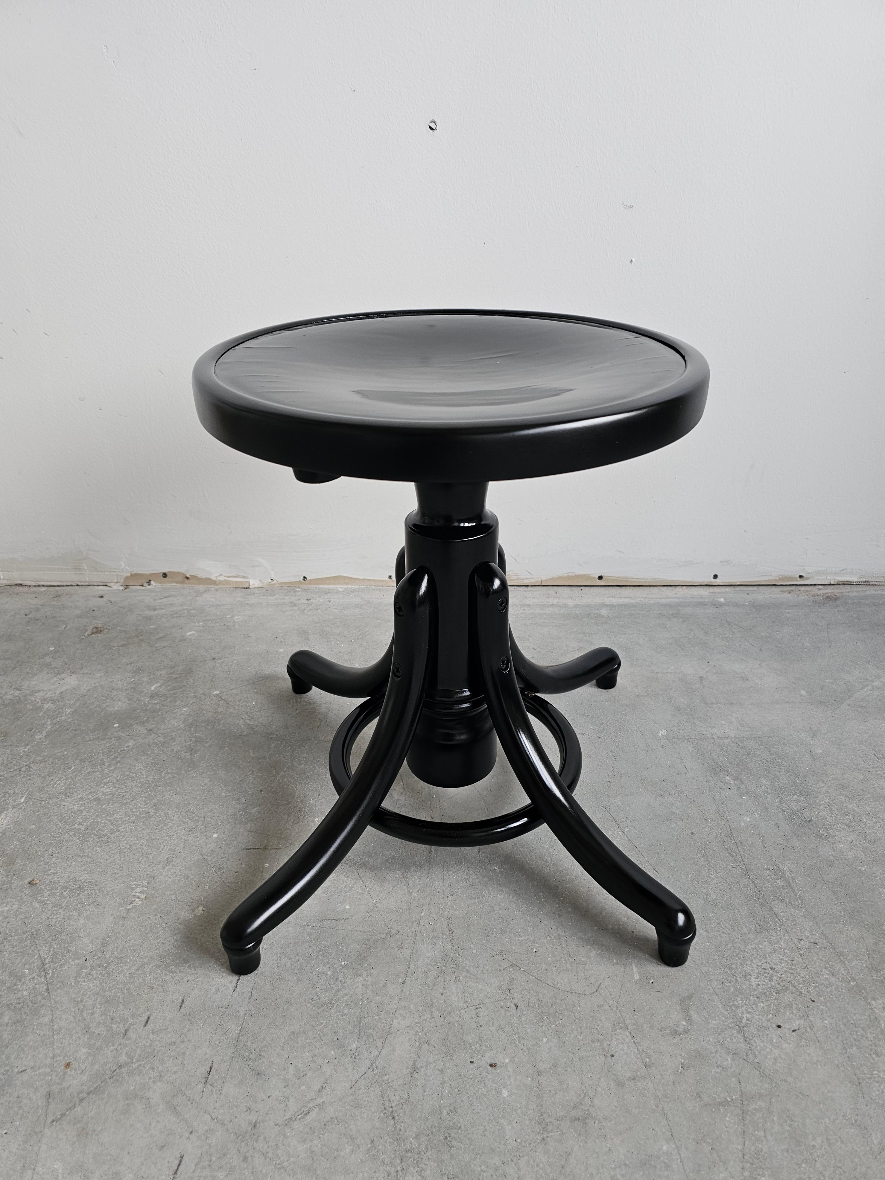 In diesem Angebot finden Sie einen antiken schwarz lackierten Klavierhocker der Firma J.J. Kohn. Der Hocker ist aus Bugholz und mit einem Sitz aus Sperrholz ausgestattet. Es ist vollständig neu lackiert. Der Drehmechanismus funktioniert und