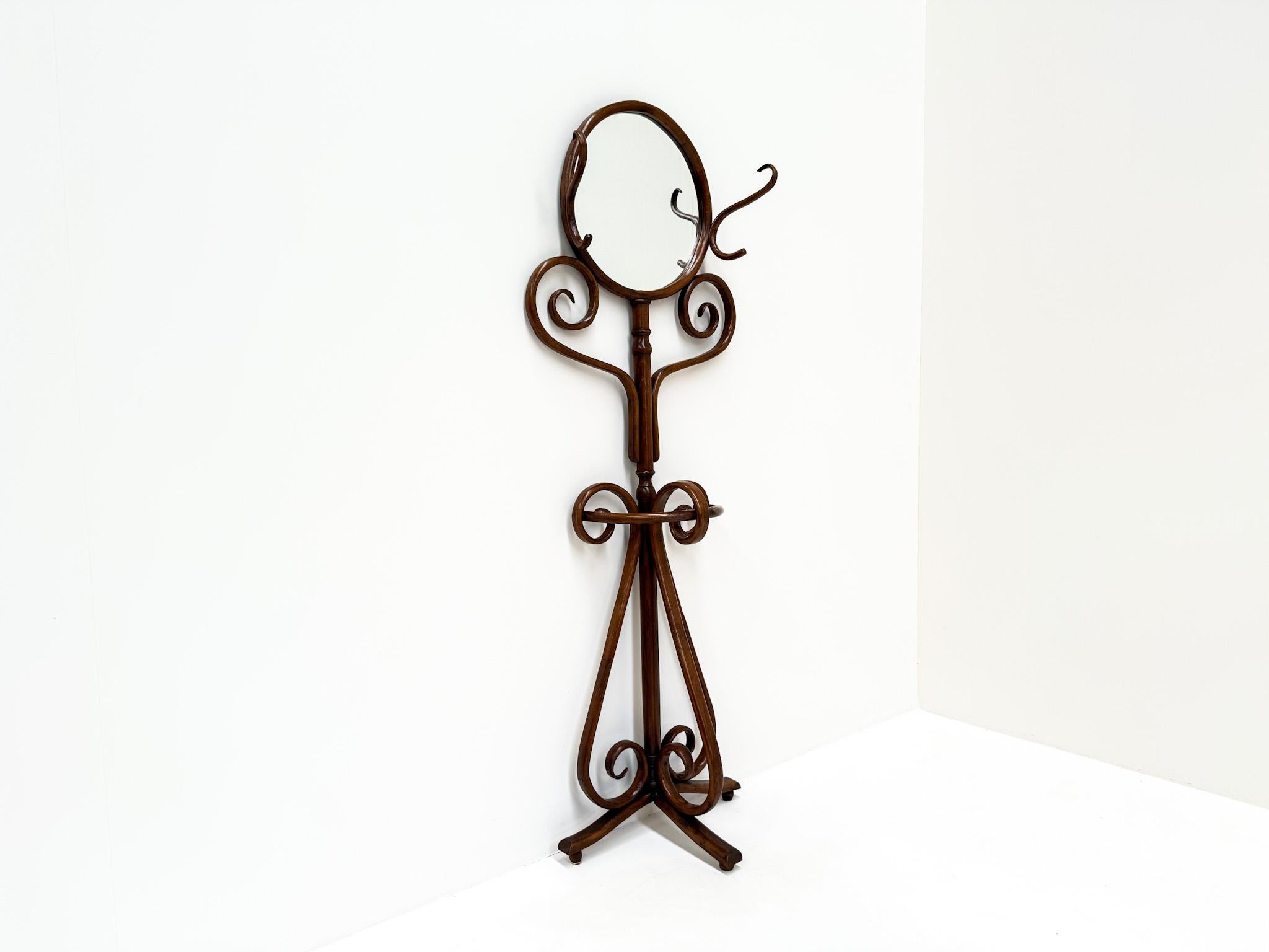 Elegant stand de rasage ancien en bois courbé, également connu sous le nom de stand de hall, conçu dans le style de Thonet. Cette pièce rare présente de magnifiques volutes incurvées et un miroir rond biseauté d'origine. Le support allie l'attrait