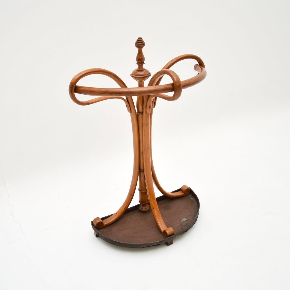 A stylish and rare antique bentwood umbrella / stick stand by Thonet. This was made in Austria, it dates from around the 1890-1910 period.

It is beautifully made and is a very useful item, perfect for an entry way storage solution. The Thonet stamp