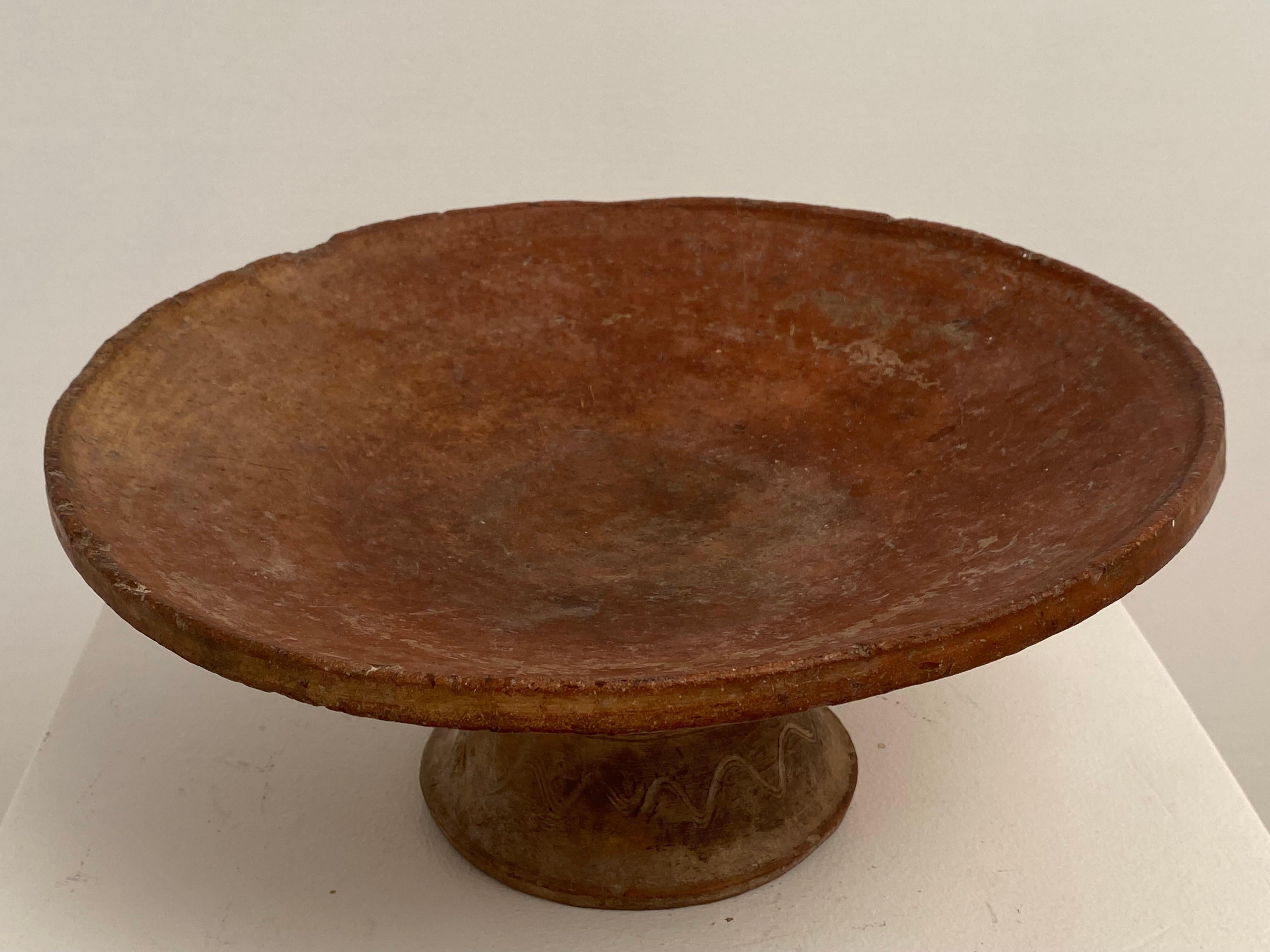 Antique Berber Terracotta Bowl on a central foot In Excellent Condition For Sale In Schellebelle, BE