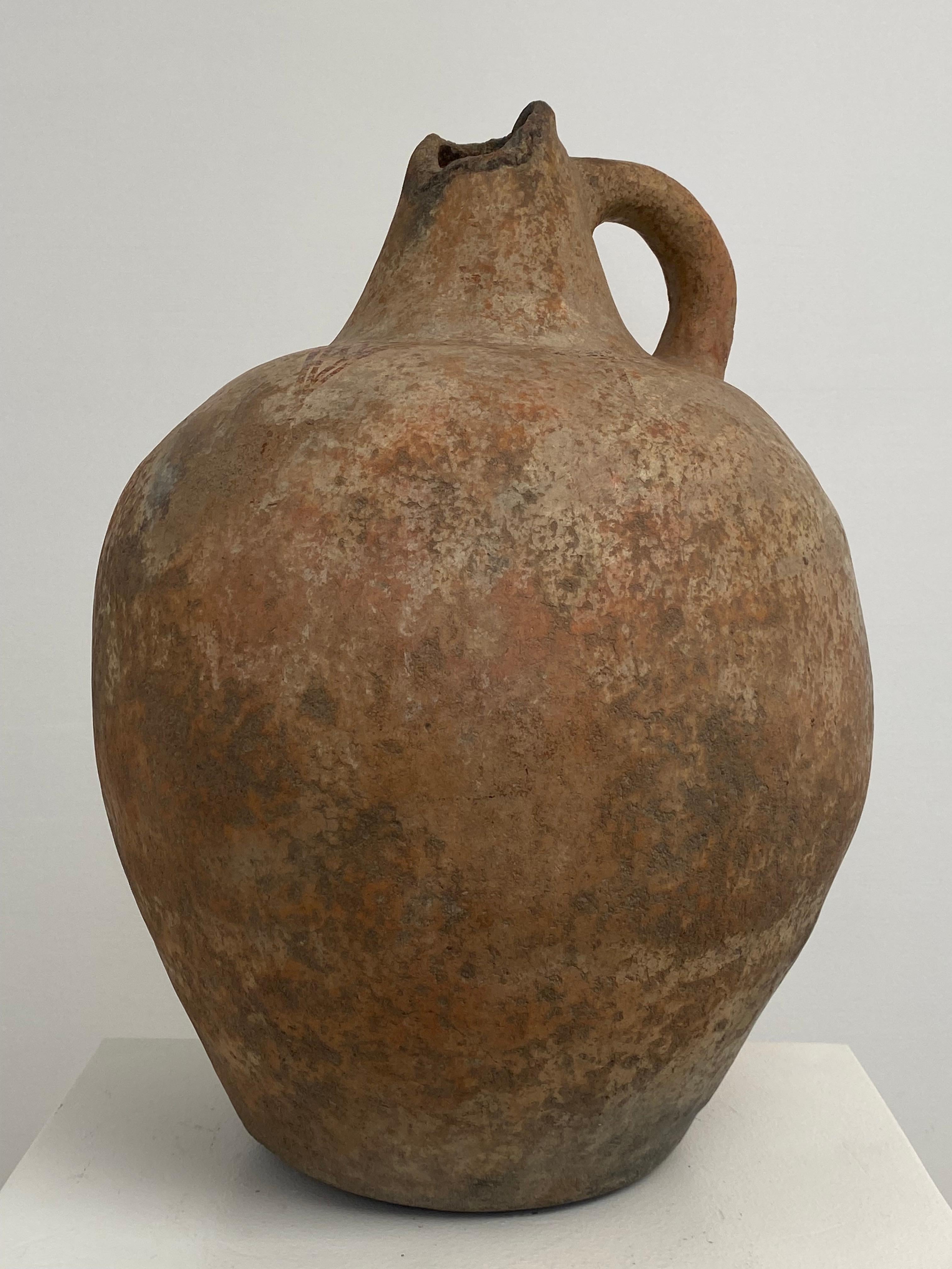 Elegant Berber Terracotta Vase with 1 handle from 1920,
faded decorations and a beautiful Beige and Red Color,
antique Patina and Shine,
very decorative an brutalist piece