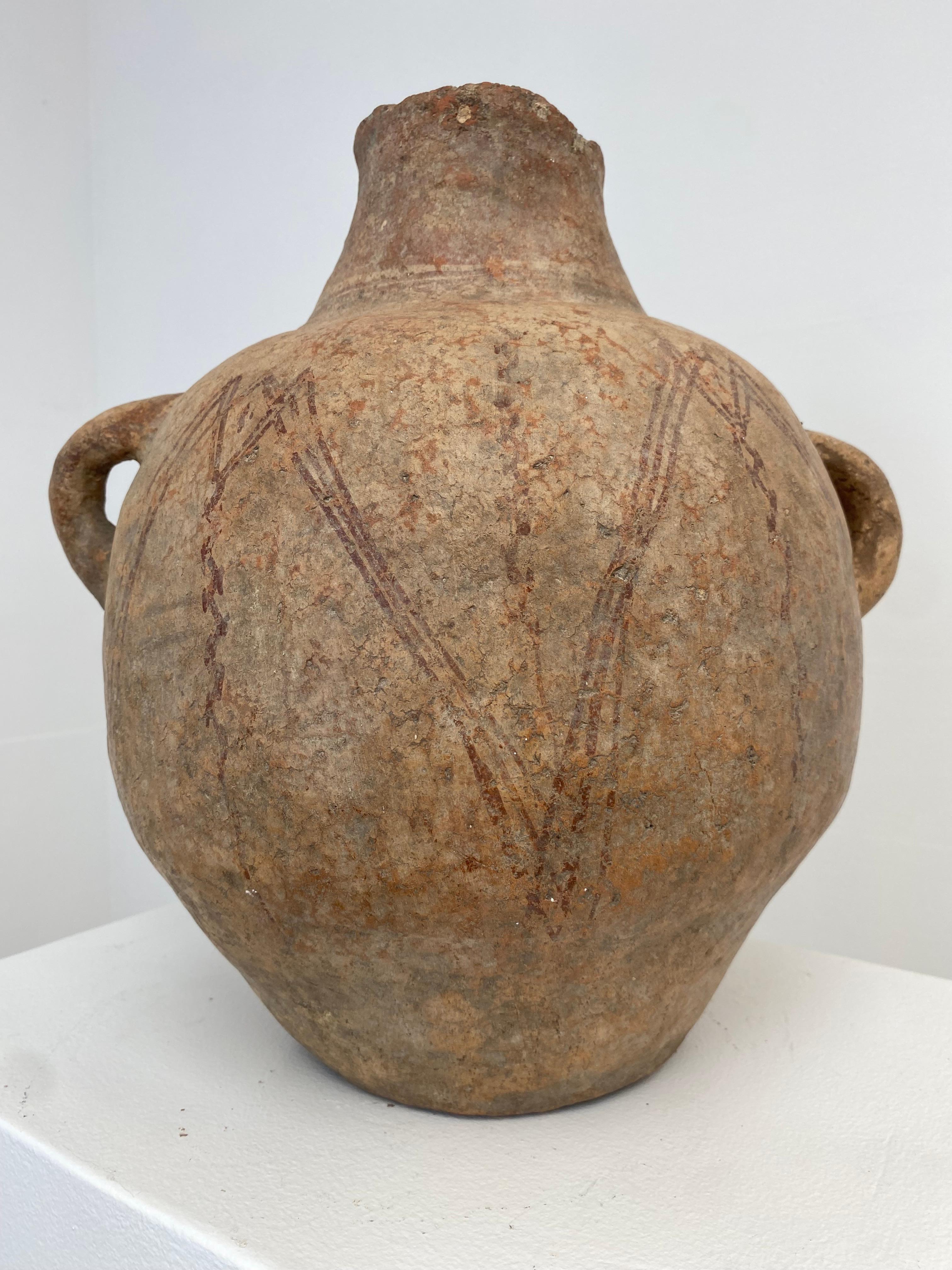 antico vaso con tre manici